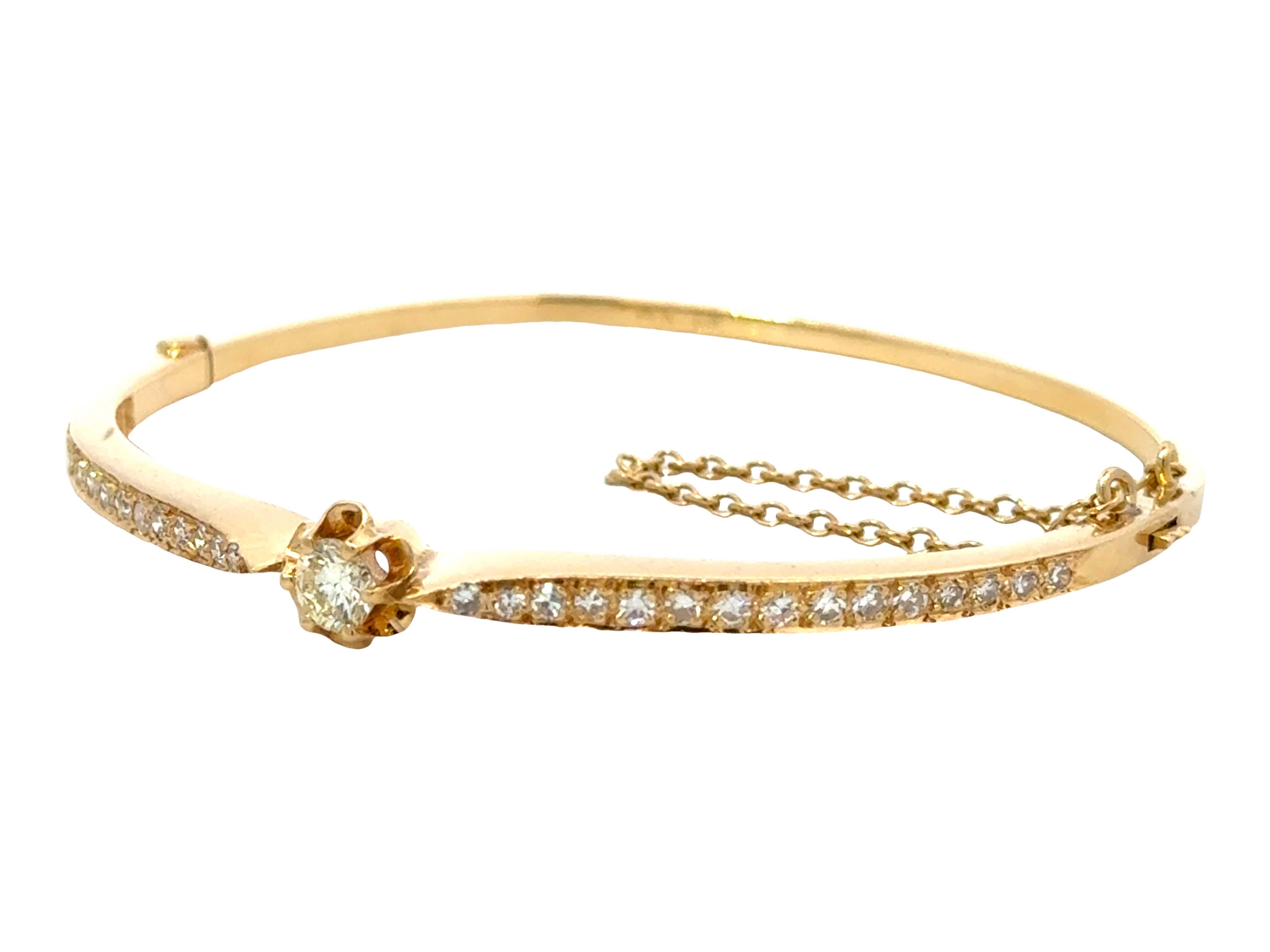 Taille brillant Bracelet jonc à charnières fleur en or jaune 14 carats et diamants en vente
