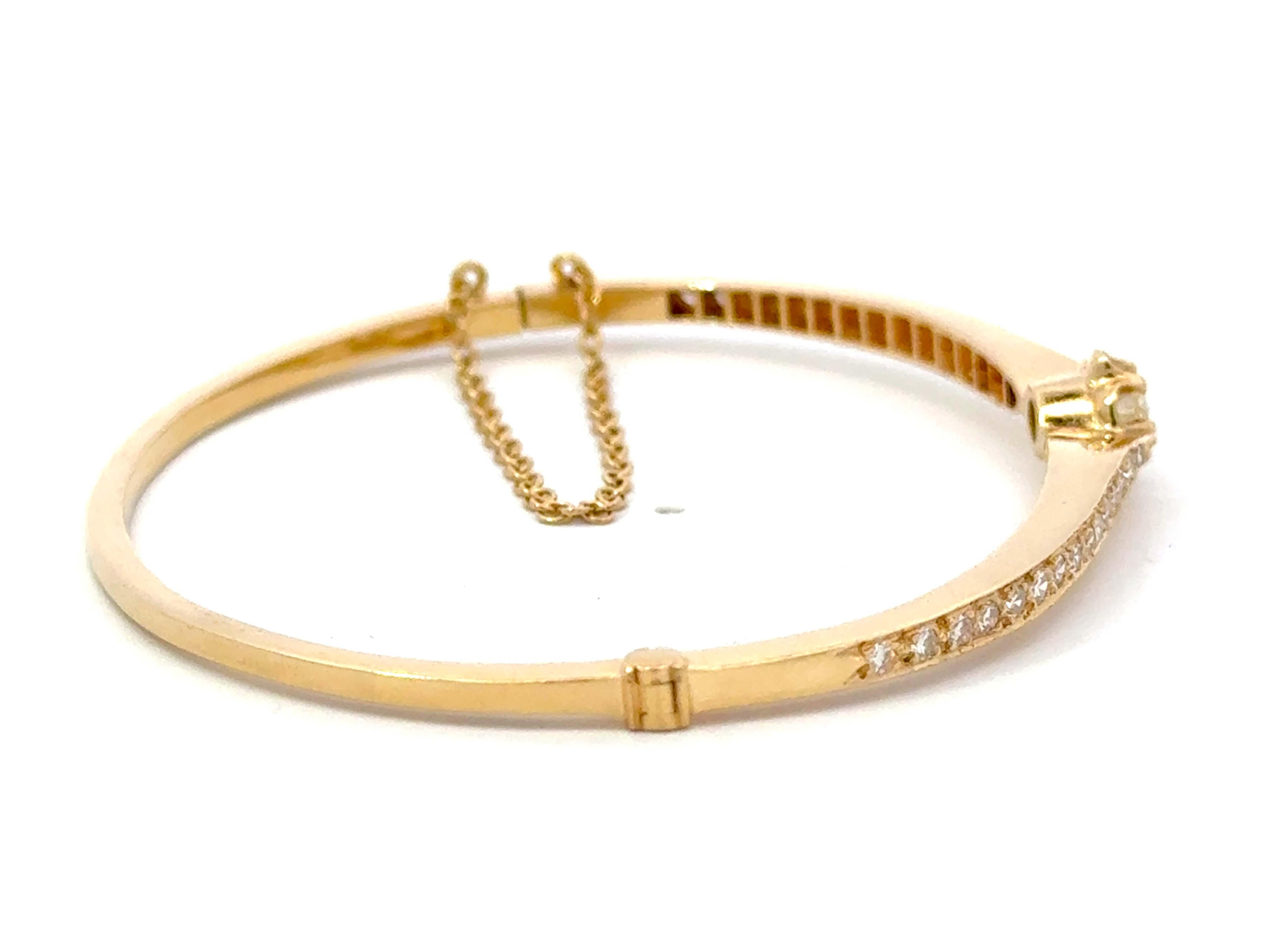 Bracelet jonc à charnières fleur en or jaune 14 carats et diamants Excellent état - En vente à Honolulu, HI