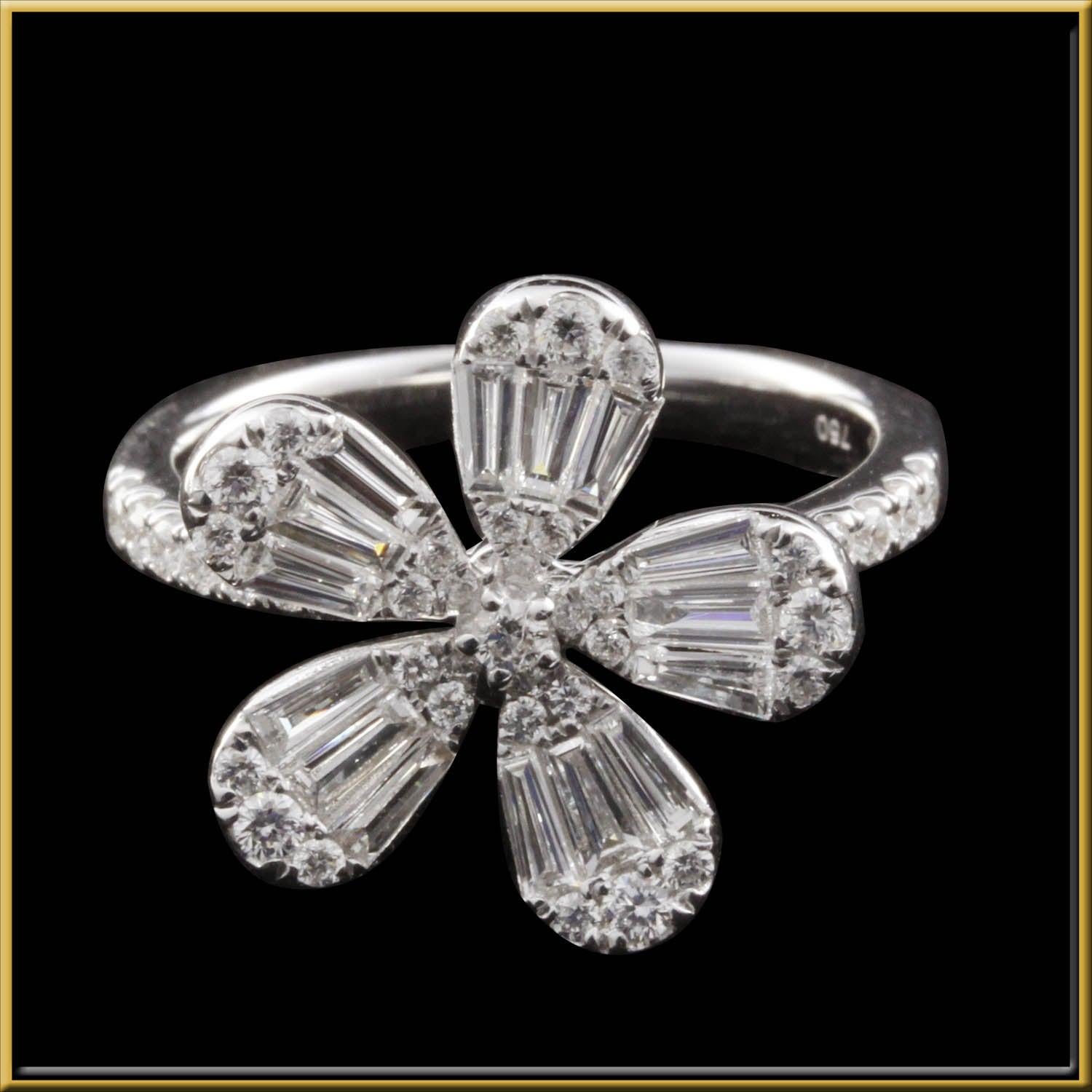 For Sale:  Diamond Flower Illusion Fashion Ring in 18 Karat Gold 2