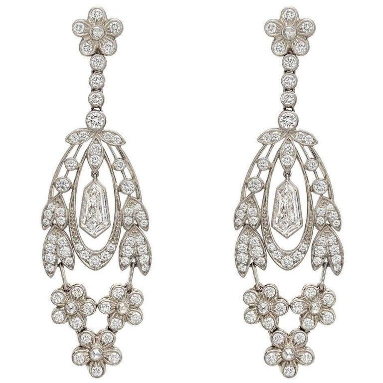 Diamond Flower Leaf Drop Earrings In New Condition For Sale In Greenwich, CT