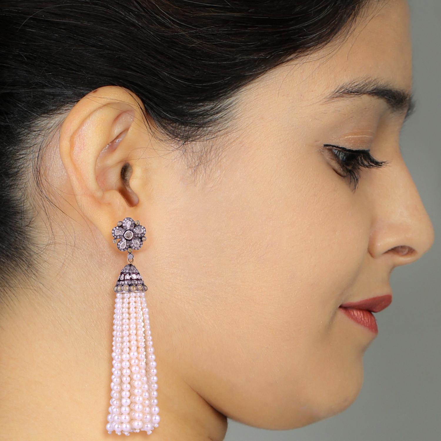 Magnifiques, ces boucles d'oreilles en perles à motif de fleur en diamant sont tout simplement ravissantes et constituent une boucle d'oreille éternelle. 

Fermeture : Poussoir
18K: 2.076g
Diamant : 5.380ct
SI : 10.45g
Perle : 232.00ct,