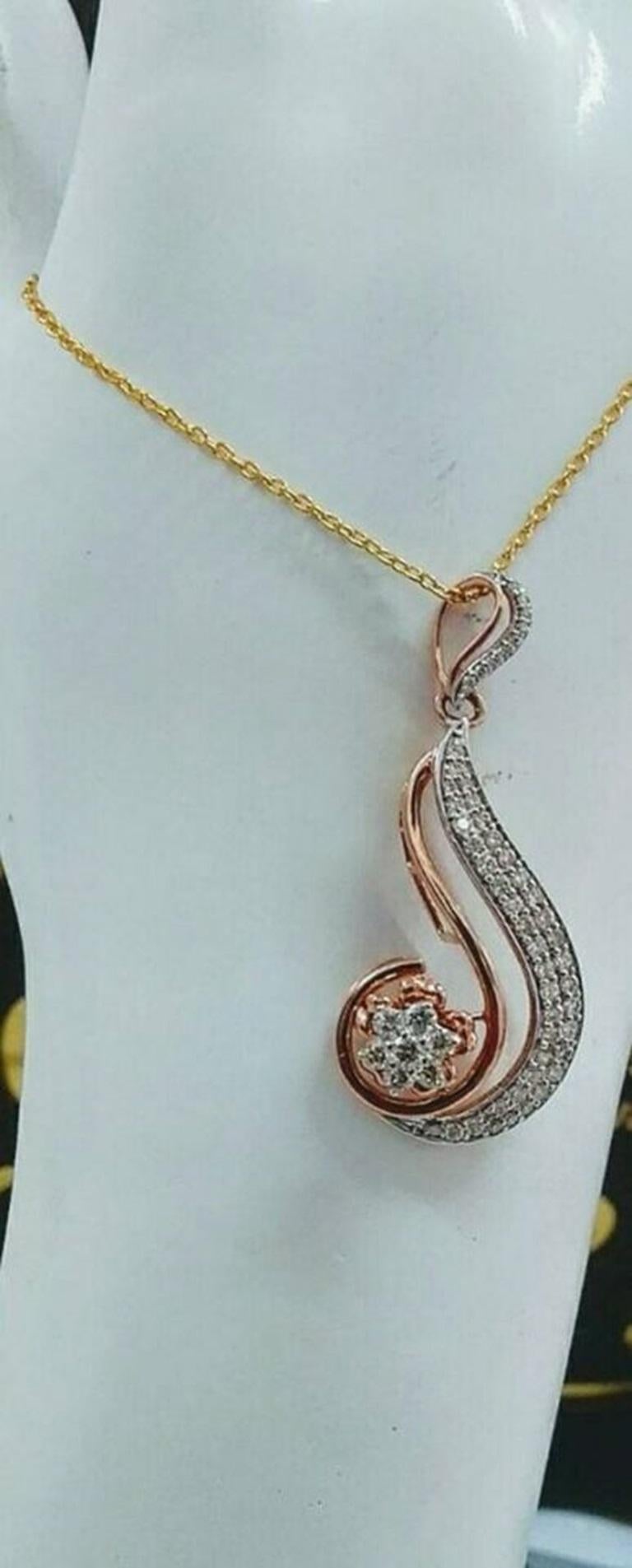 Taglio rotondo Collana con ciondolo a forma di fiore di diamante in oro massiccio 14k in vendita