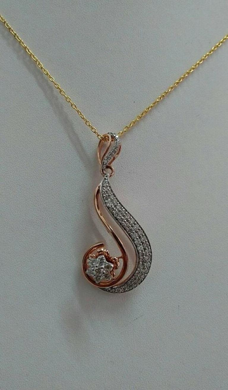 Collana con ciondolo a forma di fiore di diamante in oro massiccio 14k In condizioni Nuovo in vendita a Chicago, IL