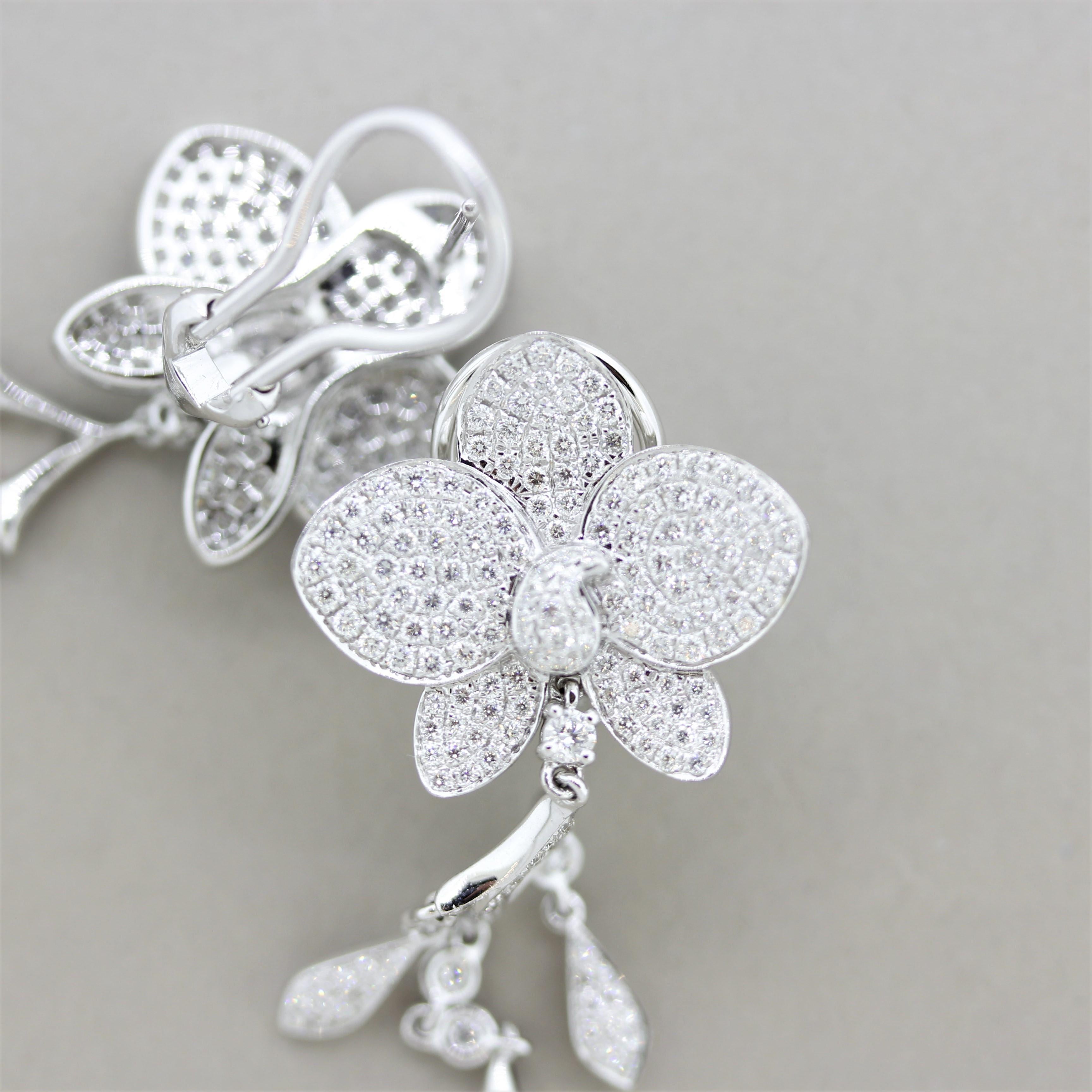 Donna Orecchini pendenti in oro con fiori di diamante e pavé in vendita