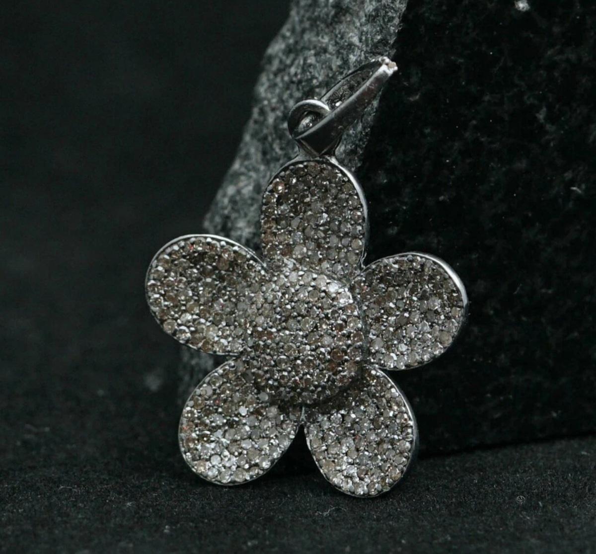 Taille ronde Diamond Flower Pendant 925 Sterling Silver Diamond Floral Charm Necklace Gift. en vente
