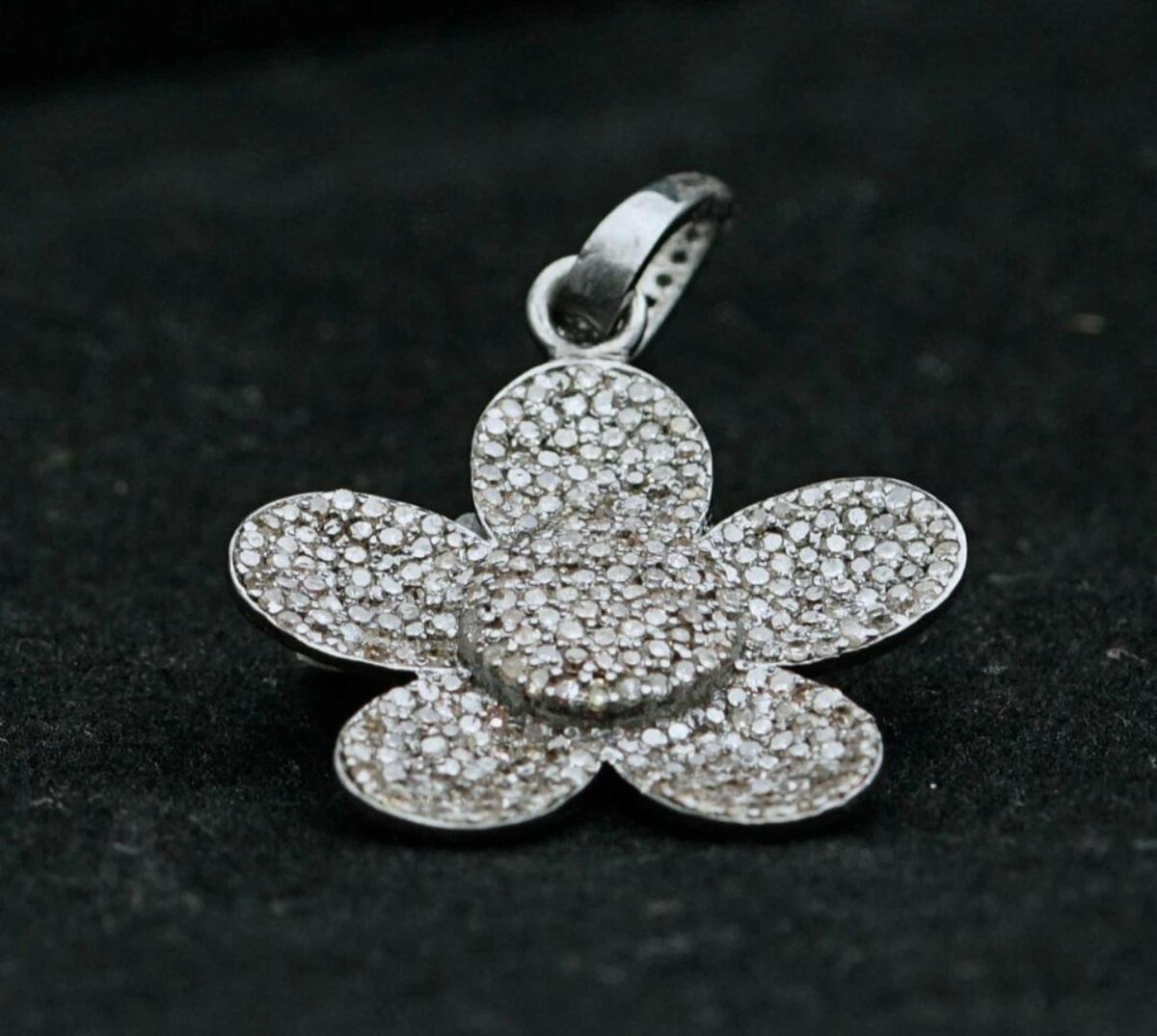 Diamond Flower Pendant 925 Sterling Silver Diamond Floral Charm Necklace Gift. Neuf - En vente à Chicago, IL