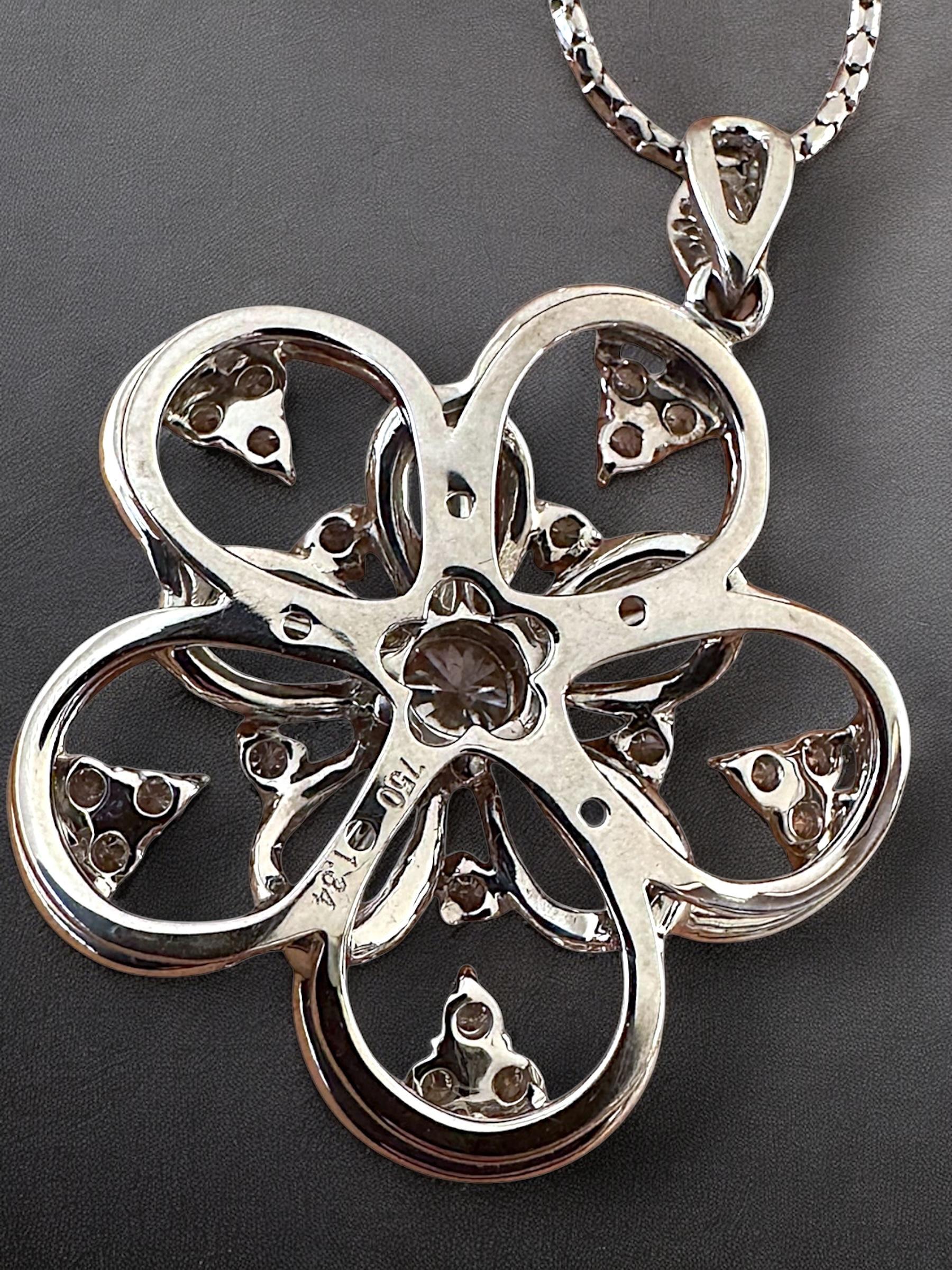 Taglio rotondo Ciondolo con fiore di diamante in vendita