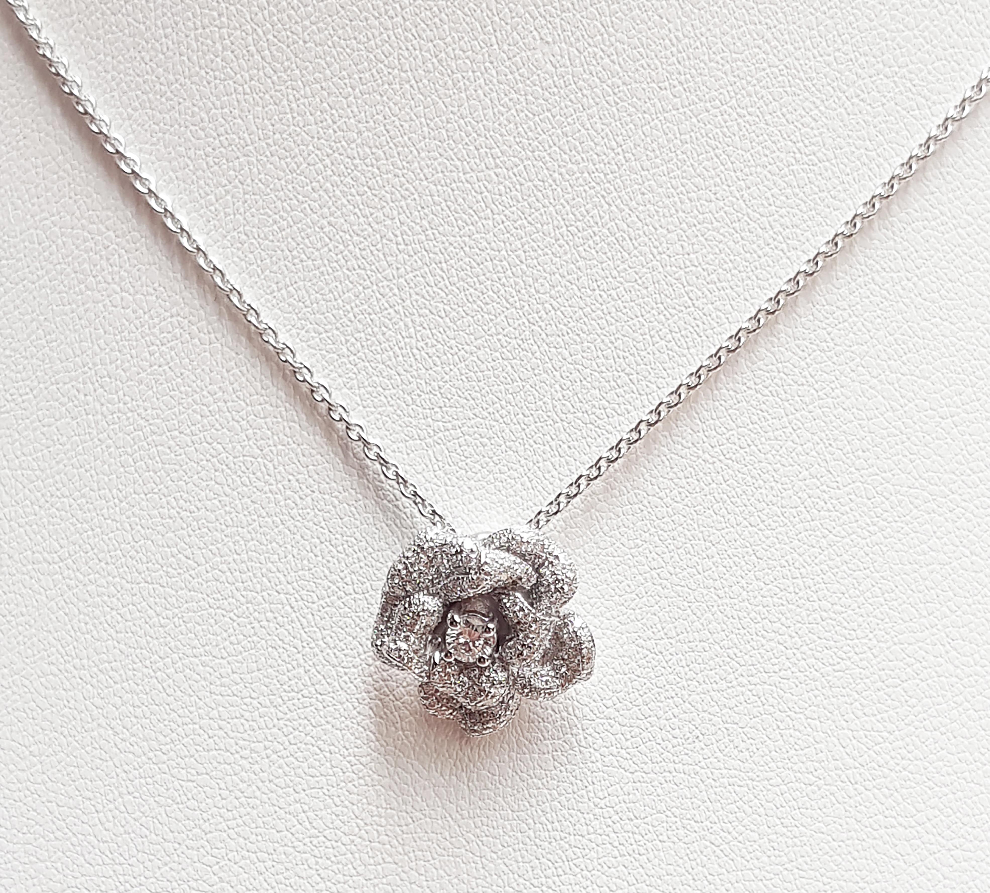 Ciondolo con diamante da 0,58 carati incastonato in oro bianco da 18 carati
(catena non inclusa)

Larghezza:  1.7 cm 
Lunghezza: 1.5 cm
Peso totale: 3.61 grammi

