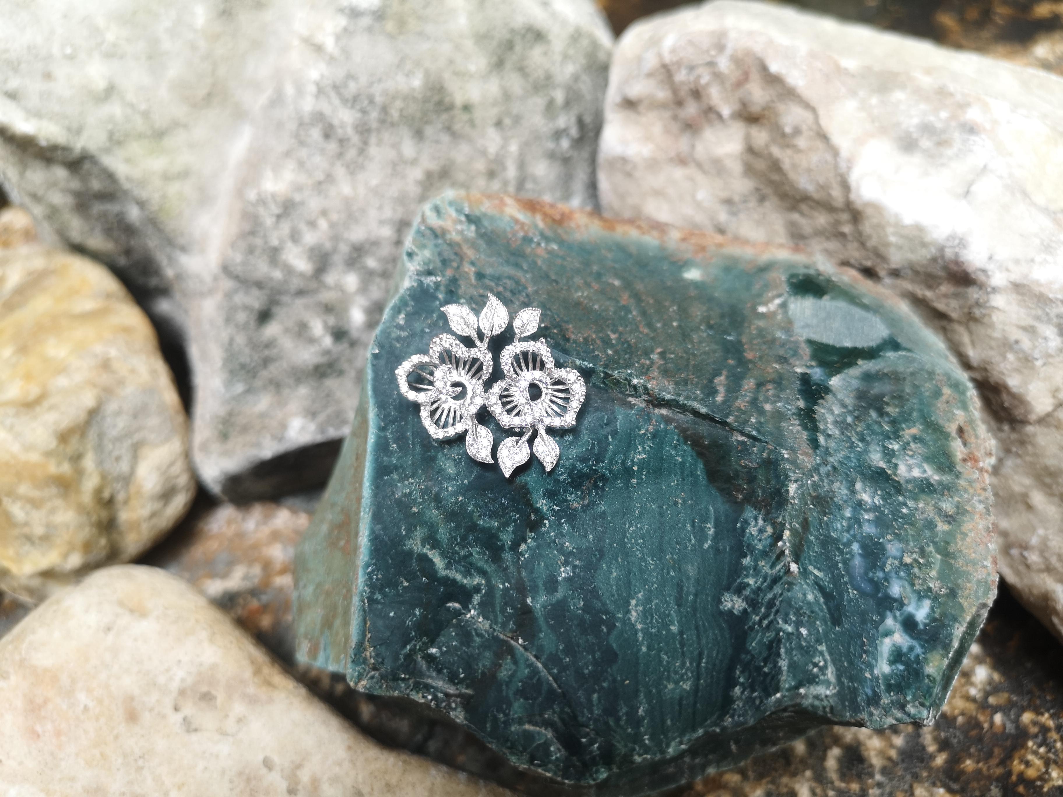 Contemporary Diamond Flower Pendant Set in 18 Karat White Gold Settings For Sale