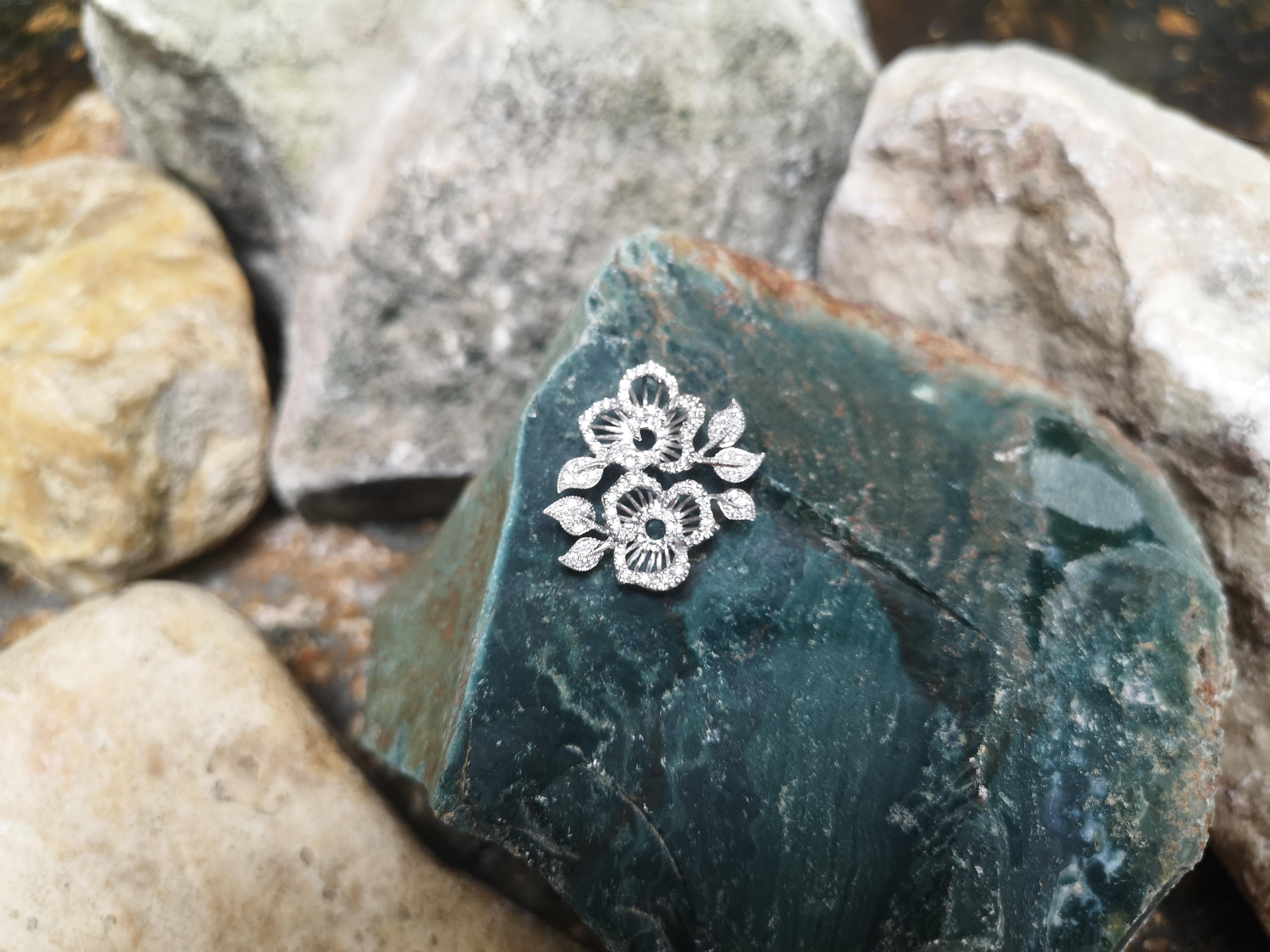 Pendentif fleur en or blanc 18 carats serti de diamants, de différentes tailles Neuf - En vente à Bangkok, TH
