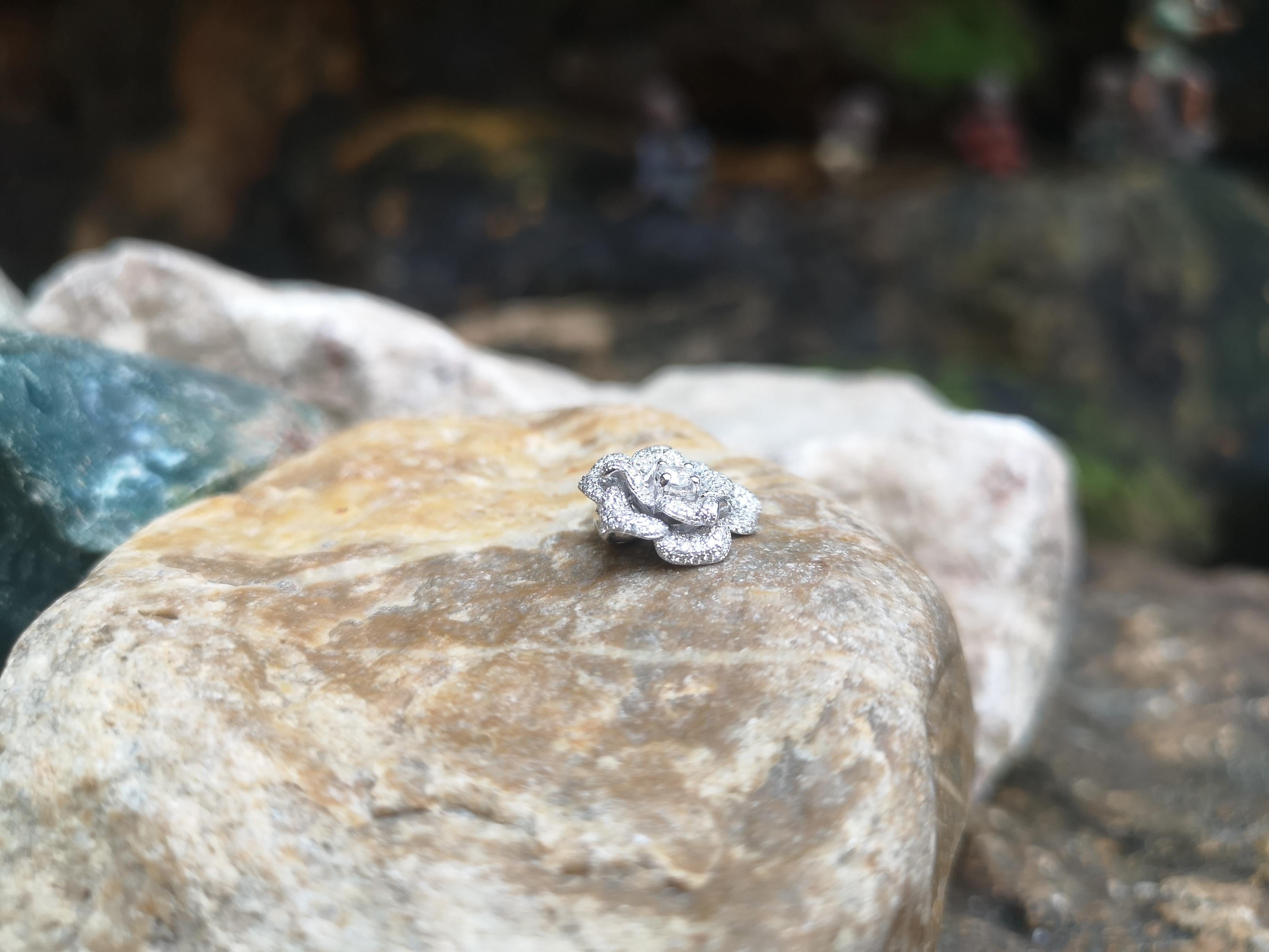 Ciondolo con fiore di diamante incastonato in oro bianco 18 carati In condizioni Nuovo in vendita a Bangkok, TH