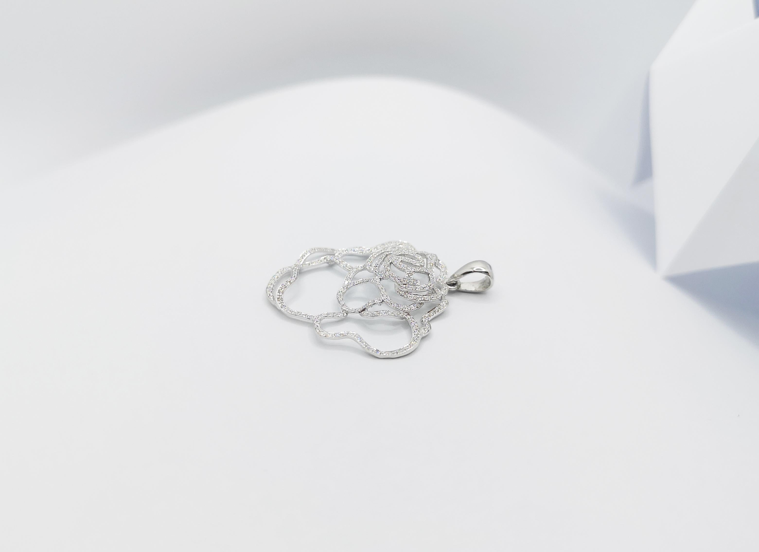 Women's Diamond Flower Pendant Set in 18 Karat White Gold Settings For Sale