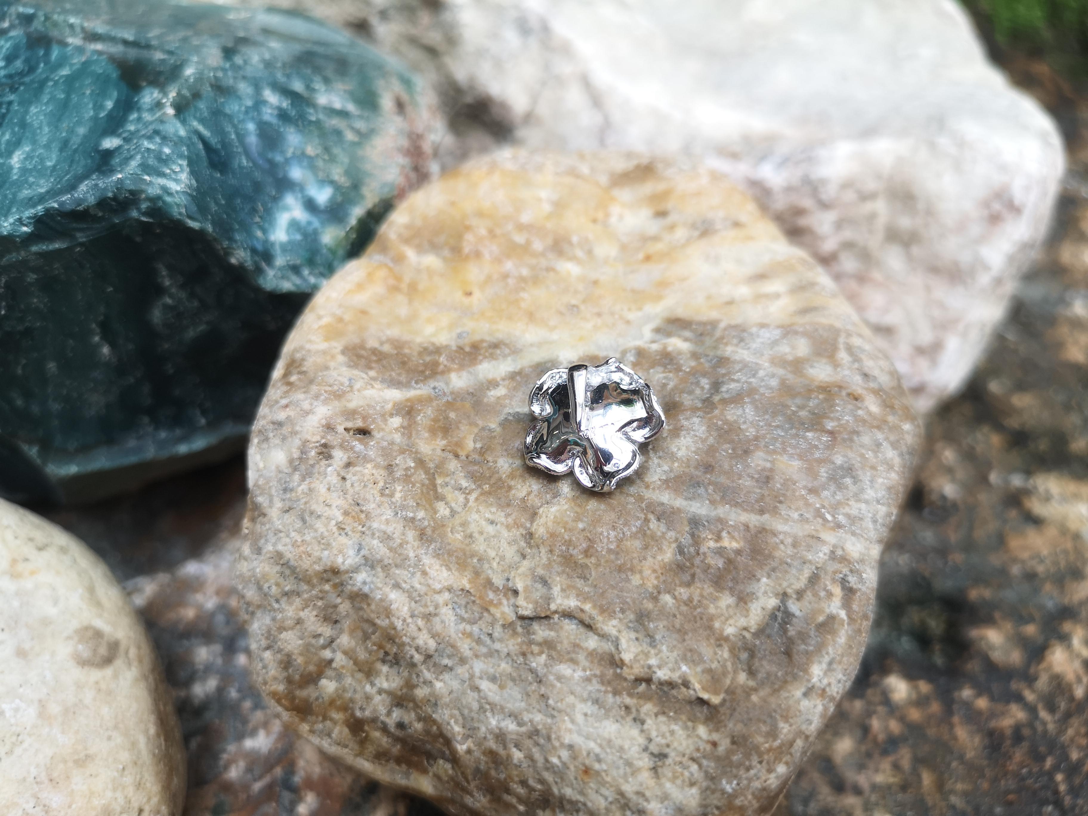 Ciondolo con fiore di diamante incastonato in oro bianco 18 carati in vendita 1