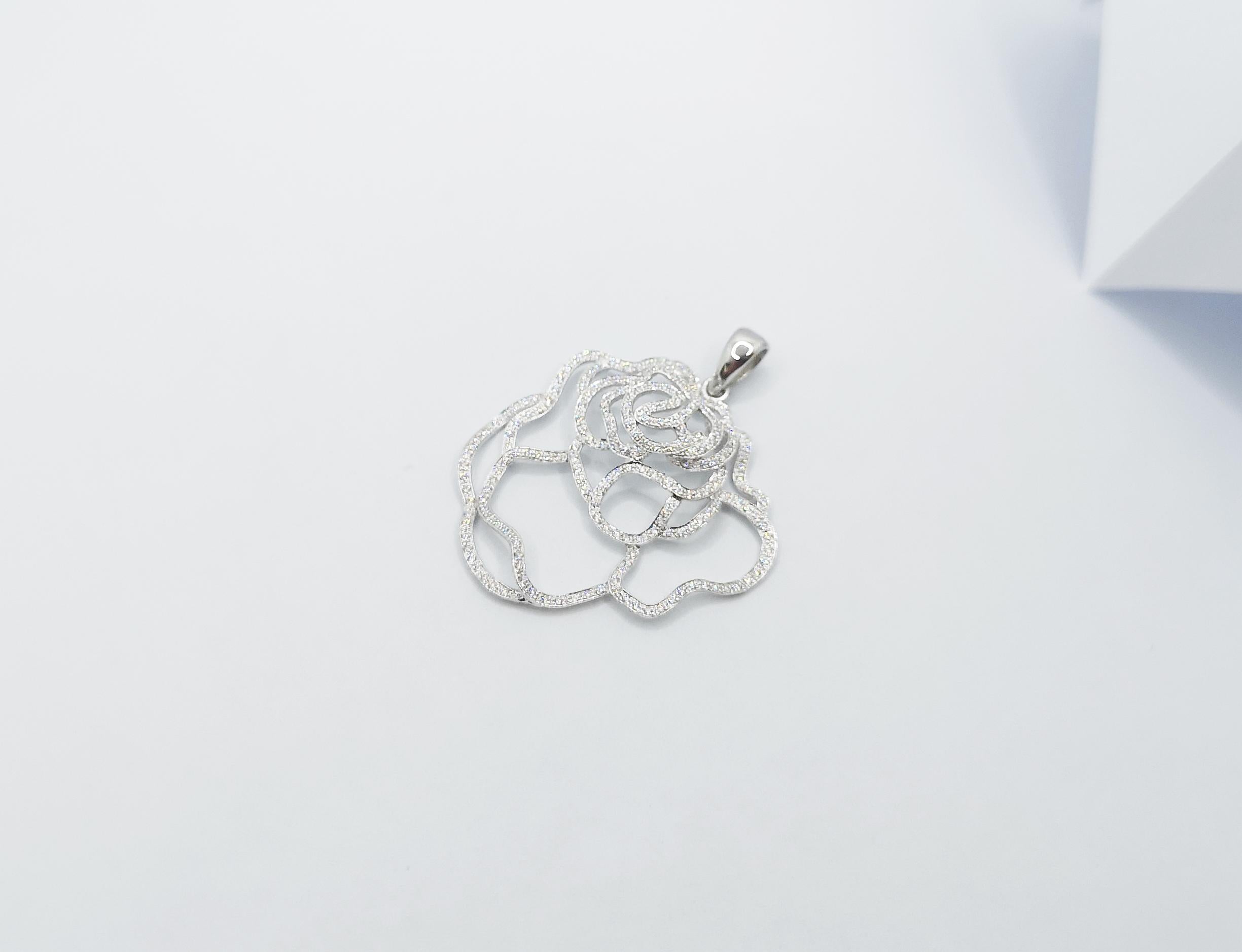 Diamond Flower Pendant Set in 18 Karat White Gold Settings For Sale 1