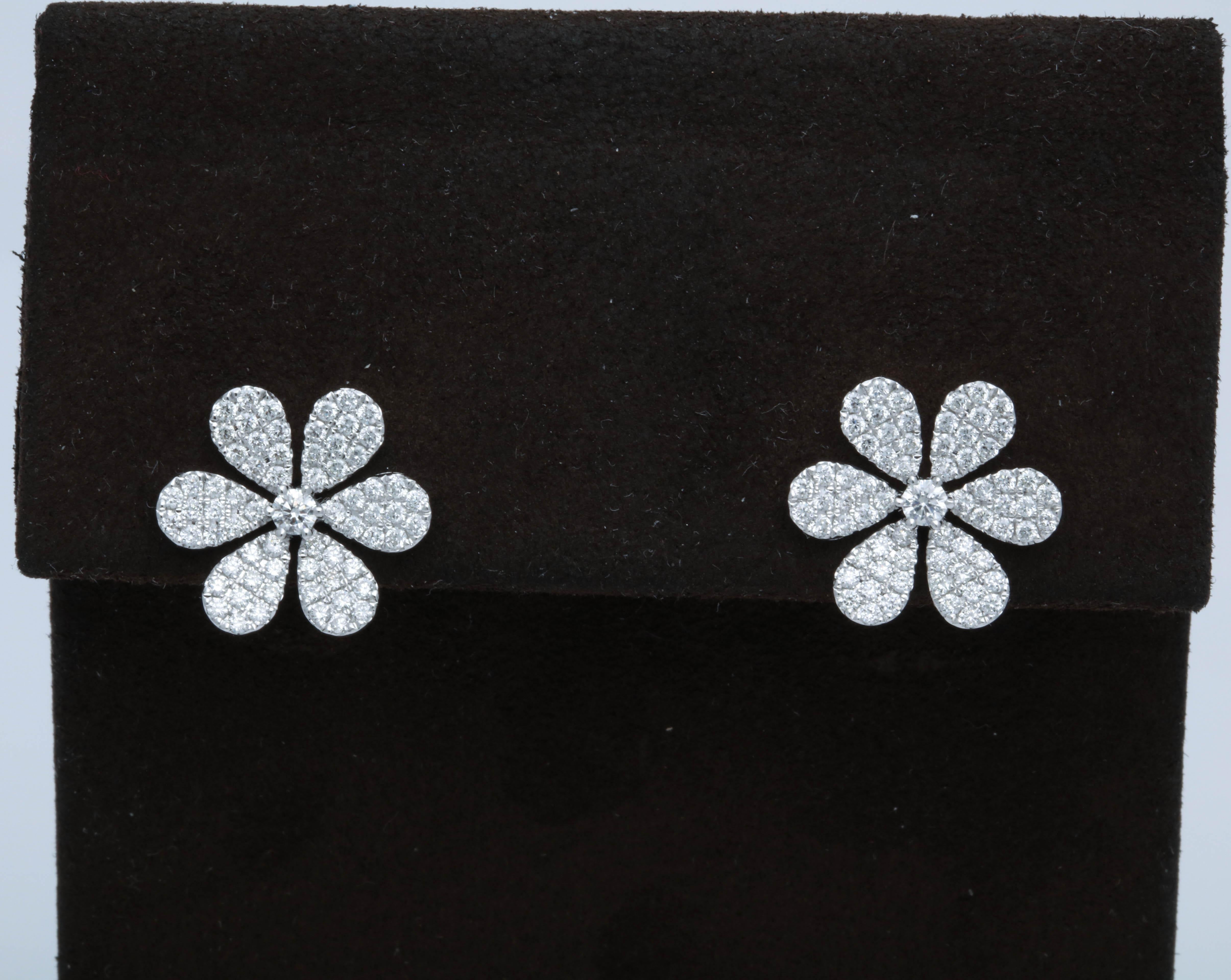Diamond Flower Petal Earrings In New Condition For Sale In New York, NY
