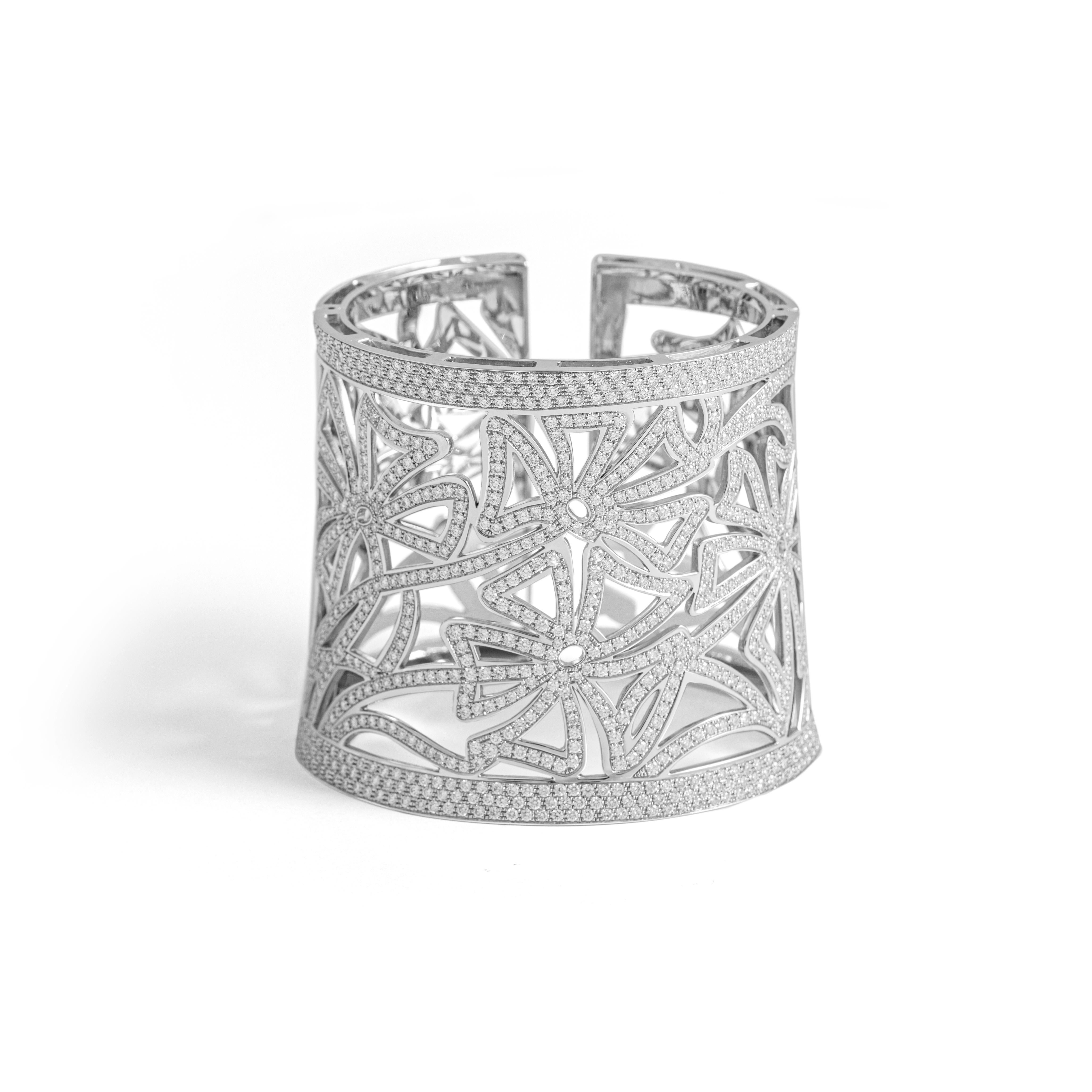 Rigid cuff bracelet in 18kt white gold set with 836 diamonds 11.60 cts

Inner circumference:
Small side approximately 15.70 centimeters ( 6.18 inches)  
Large side approximately 17.74 centimeters ( 6.98 inches)  

Total weight: 150.20 grams.
Width