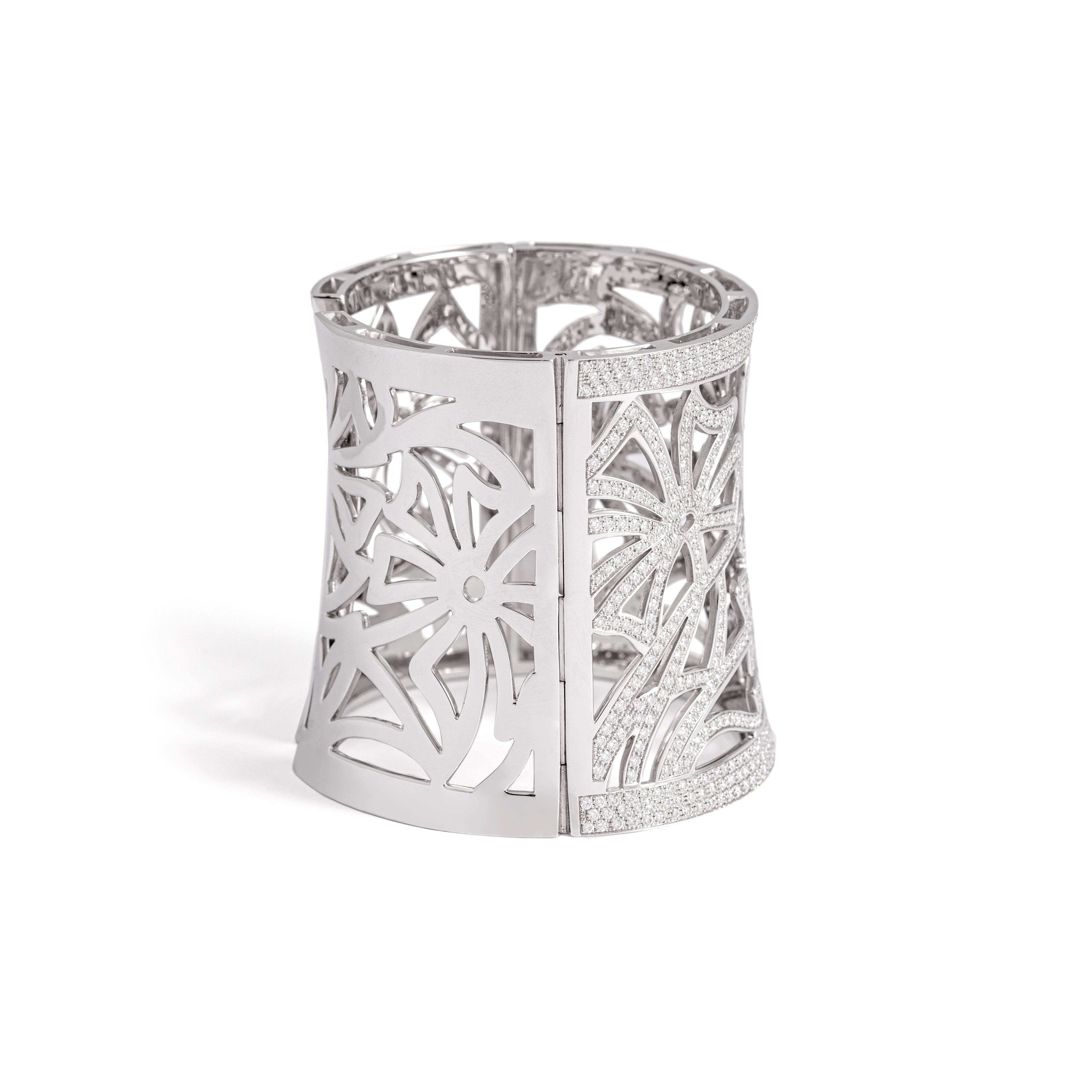 Contemporain Bracelet manchette rigide avec fleur en diamant en vente