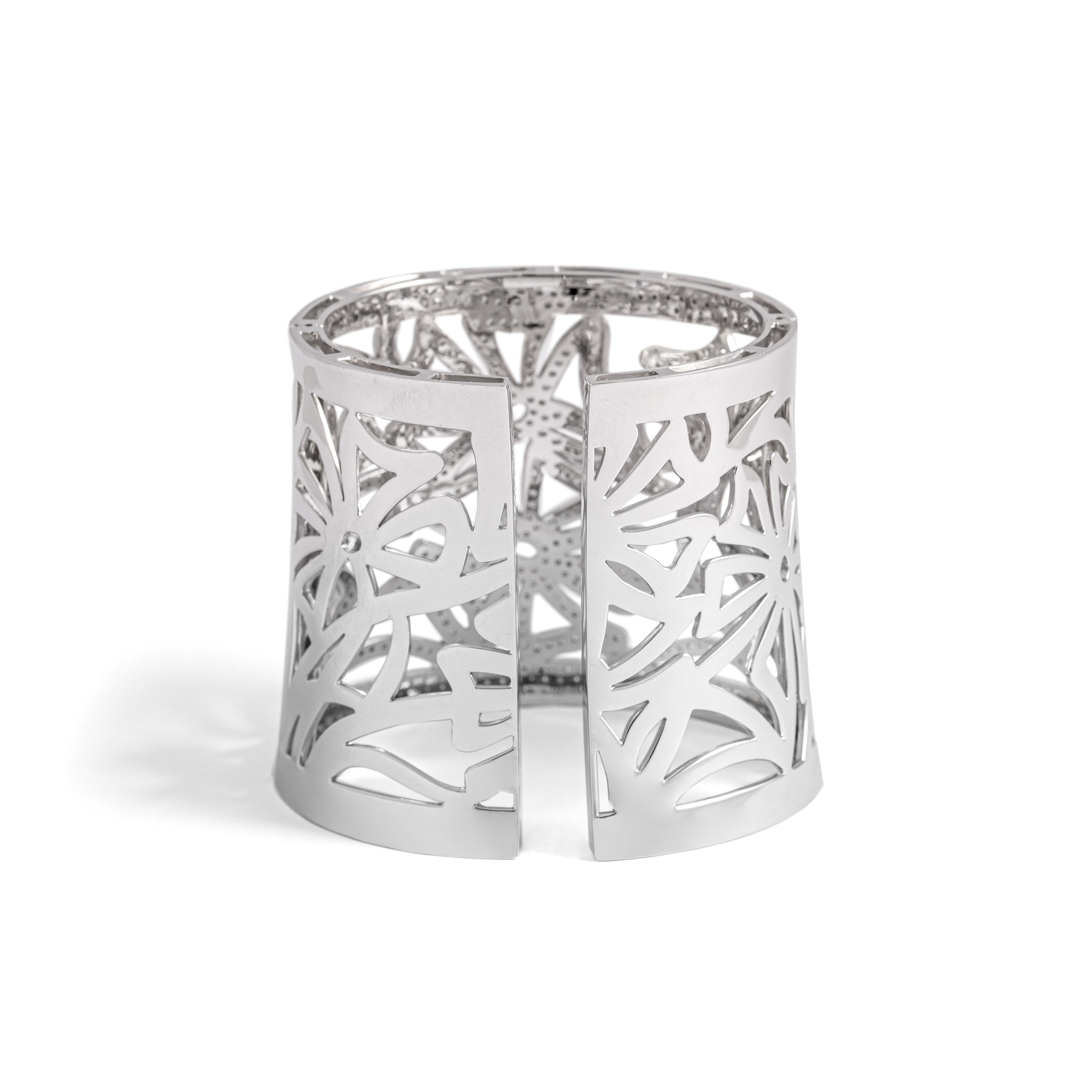 Taille ronde Bracelet manchette rigide avec fleur en diamant en vente