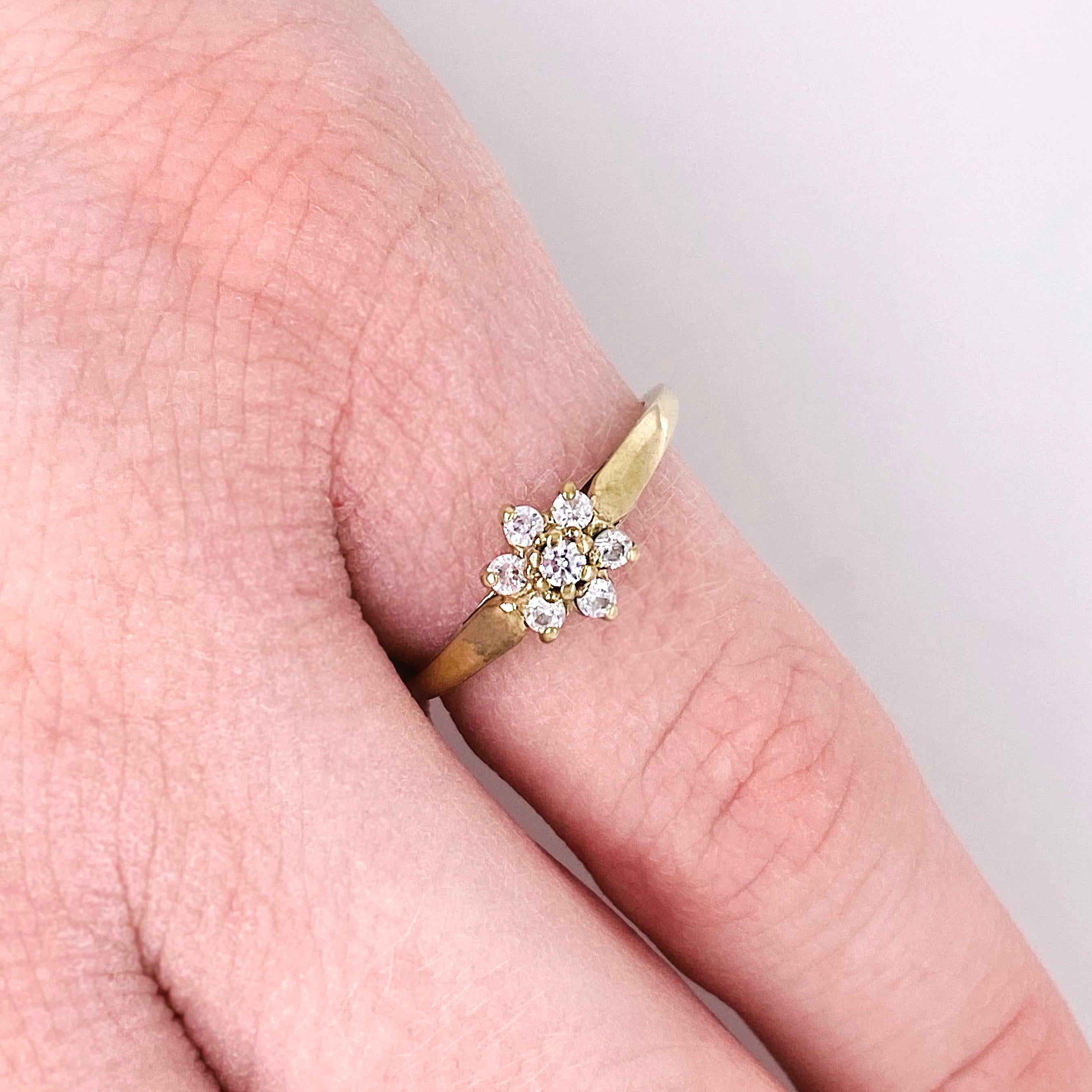 Der kostbare Ring mit natürlicher Diamantblüte hat ein Blumendesign, das aus echten, natürlichen, runden Diamantblättern