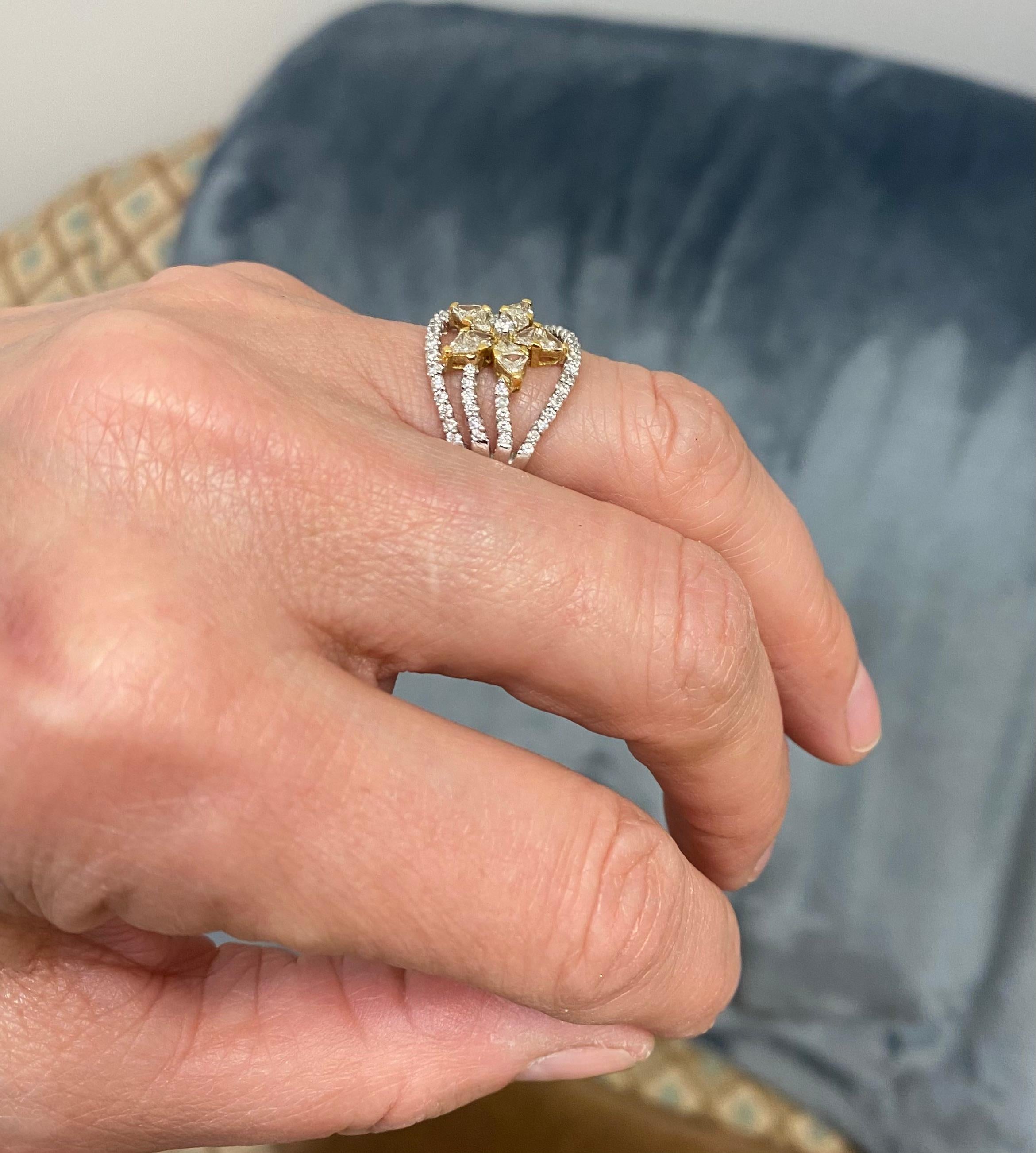 Diamond Flower Ring 18 Karat Gold Fashion Ring In New Condition For Sale In Johns Creek, GA