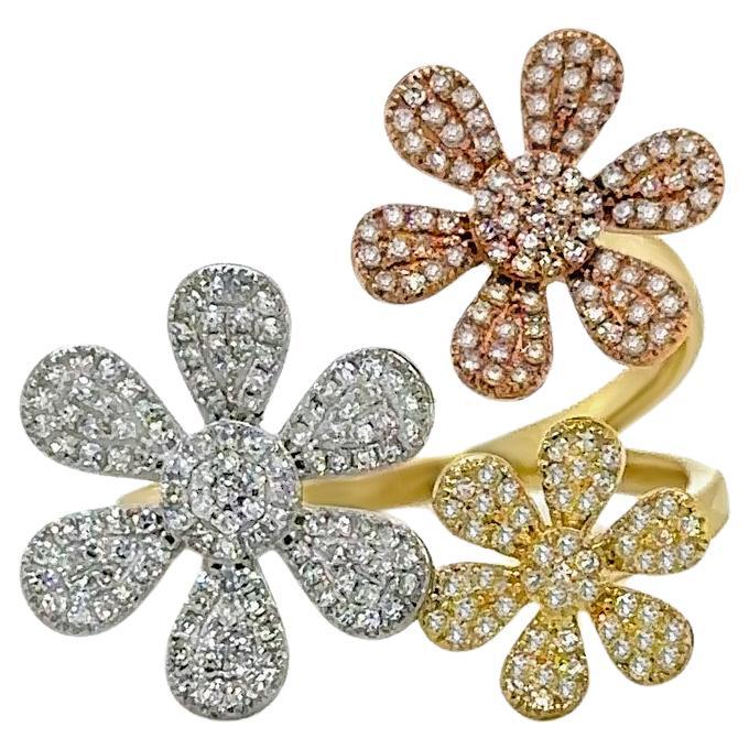 Bague fleur 261 diamants or tricolore 14 carats en vente