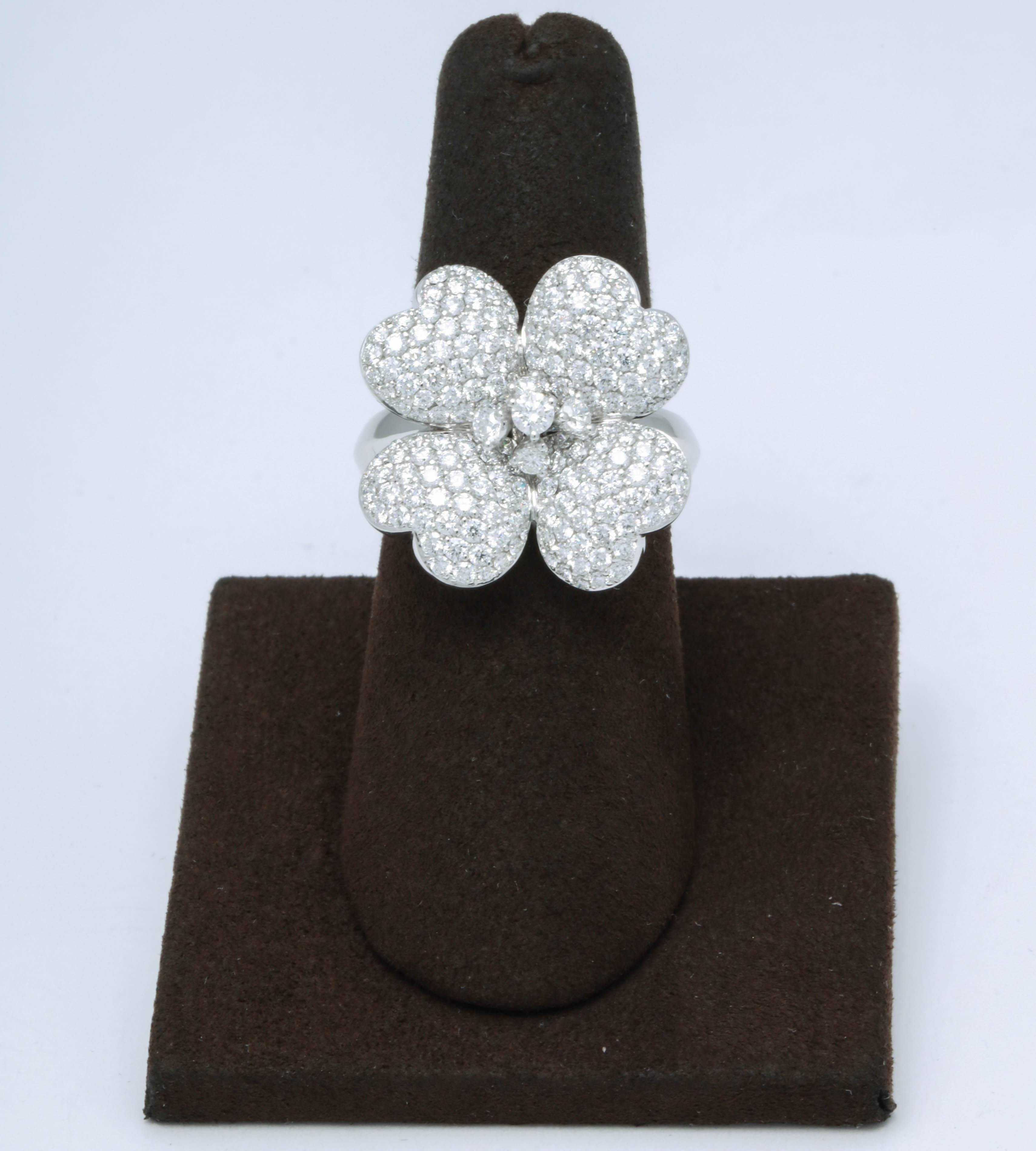 Taille ronde Bague à fleurs en diamant en vente