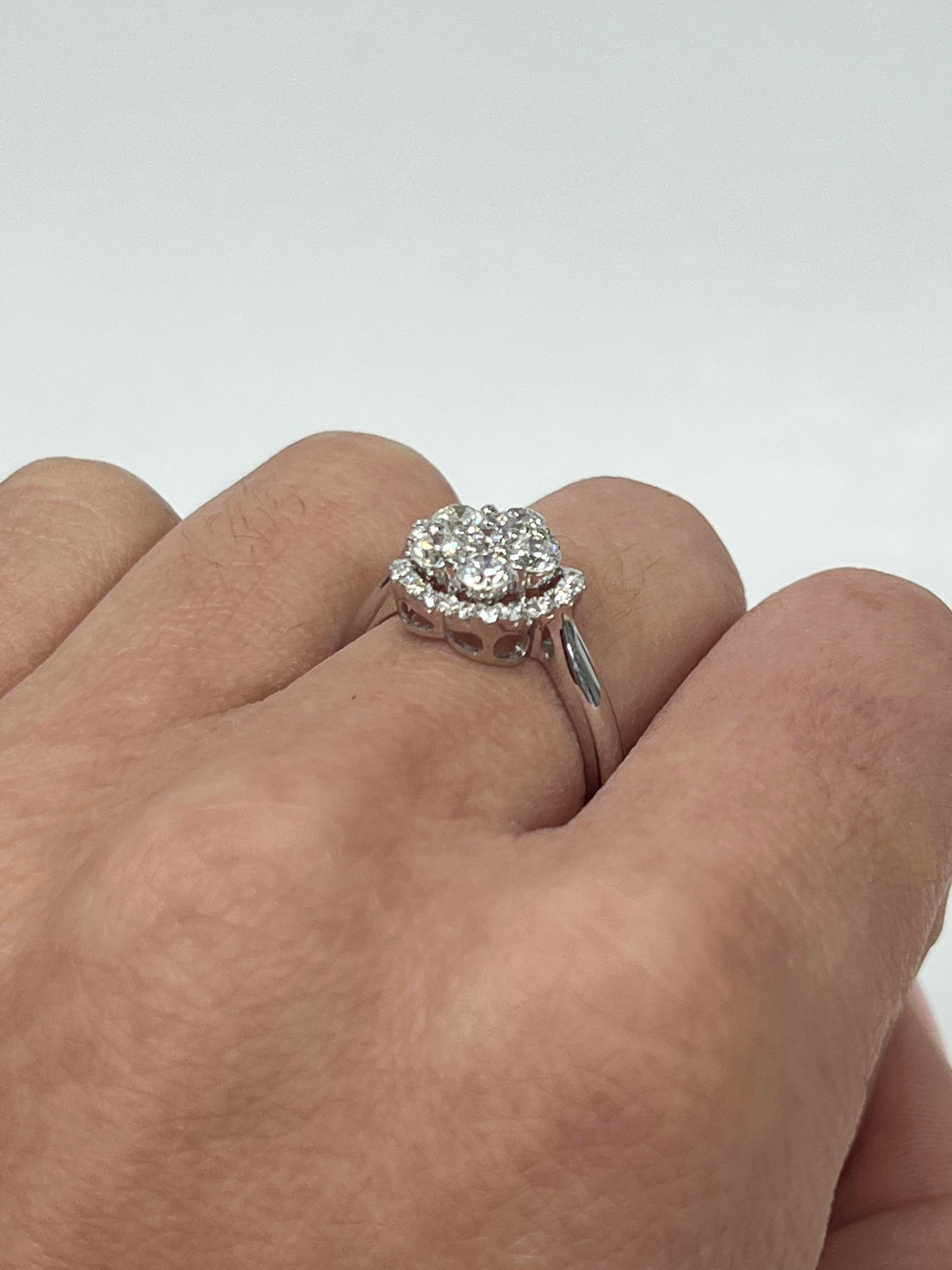 Diamond Flower Ring In New Condition For Sale In Great Neck, NY