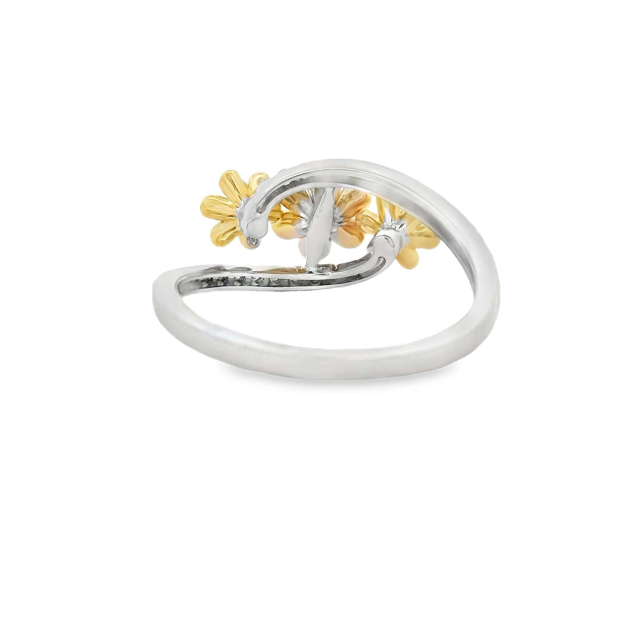 Diamant-Blumenring aus 14K zweifarbigem Gold mit 0,23 Karat runden Diamanten Größe 7 im Zustand „Neu“ im Angebot in New York, NY