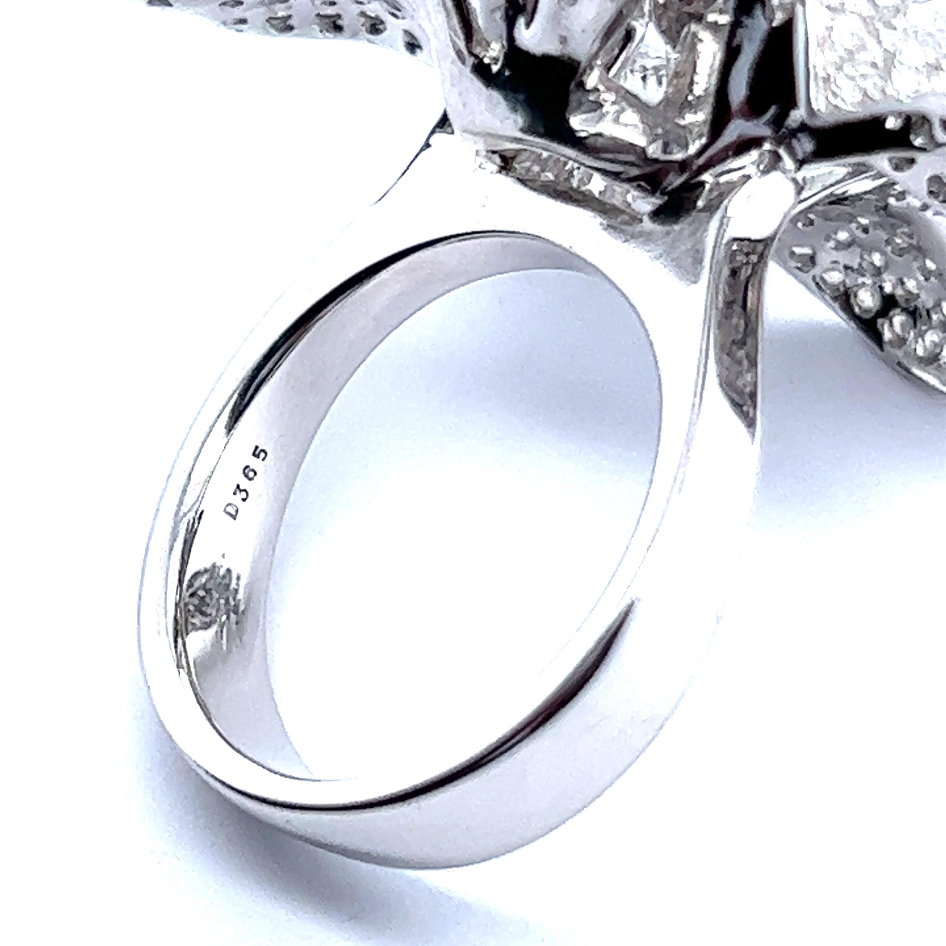 Diamond Flower Ring in 18 Karat White Gold For Sale 4