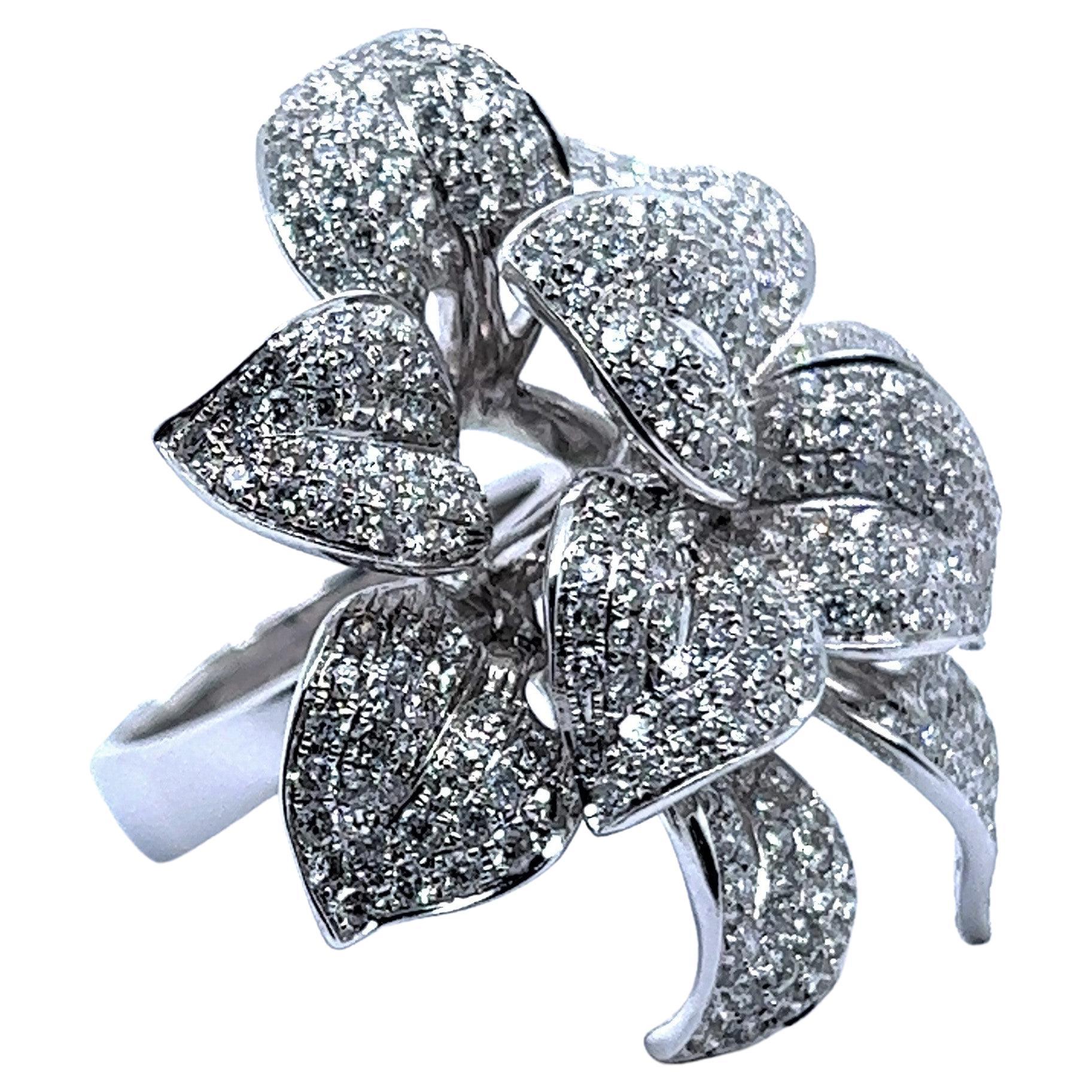 Diamond Flower Ring in 18 Karat White Gold For Sale 4