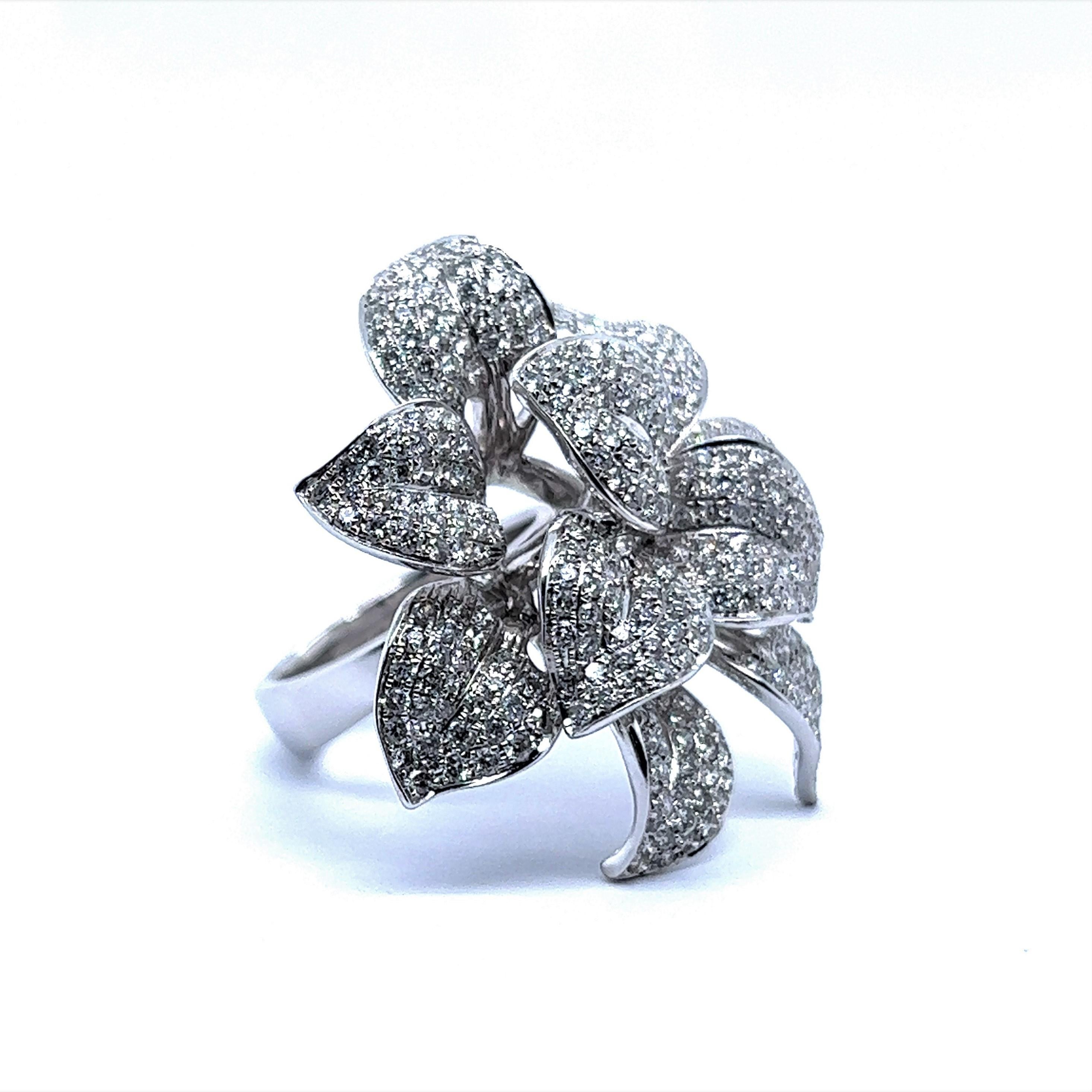 Dieser Diamantblumenring verkörpert nicht nur die Essenz des Stils, sondern ist auch ein Zeugnis für die zeitlose Anziehungskraft der Wunder der Natur.

Das Funkeln von 360 Diamanten im Brillantschliff erzeugt ein fesselndes Spiel aus Licht und