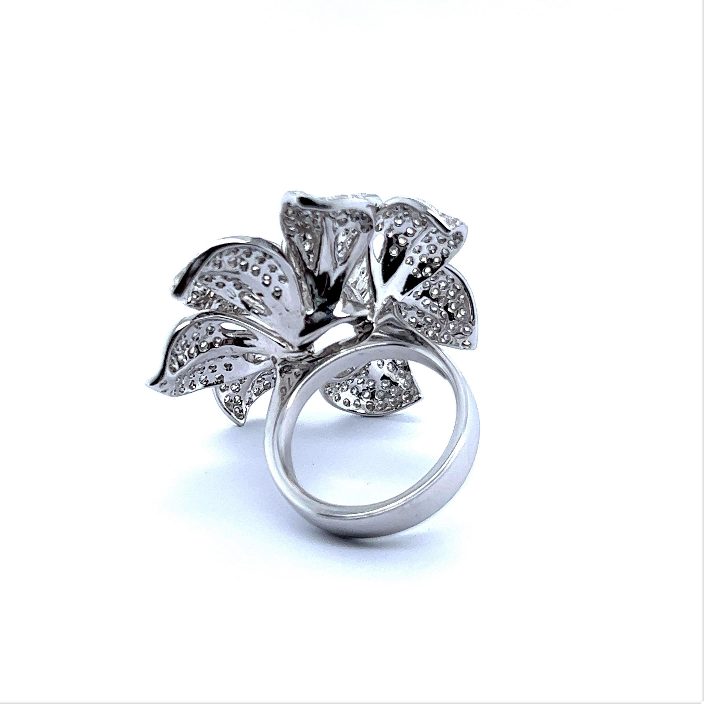 Diamond Flower Ring in 18 Karat White Gold In Excellent Condition For Sale In Lucerne, CH