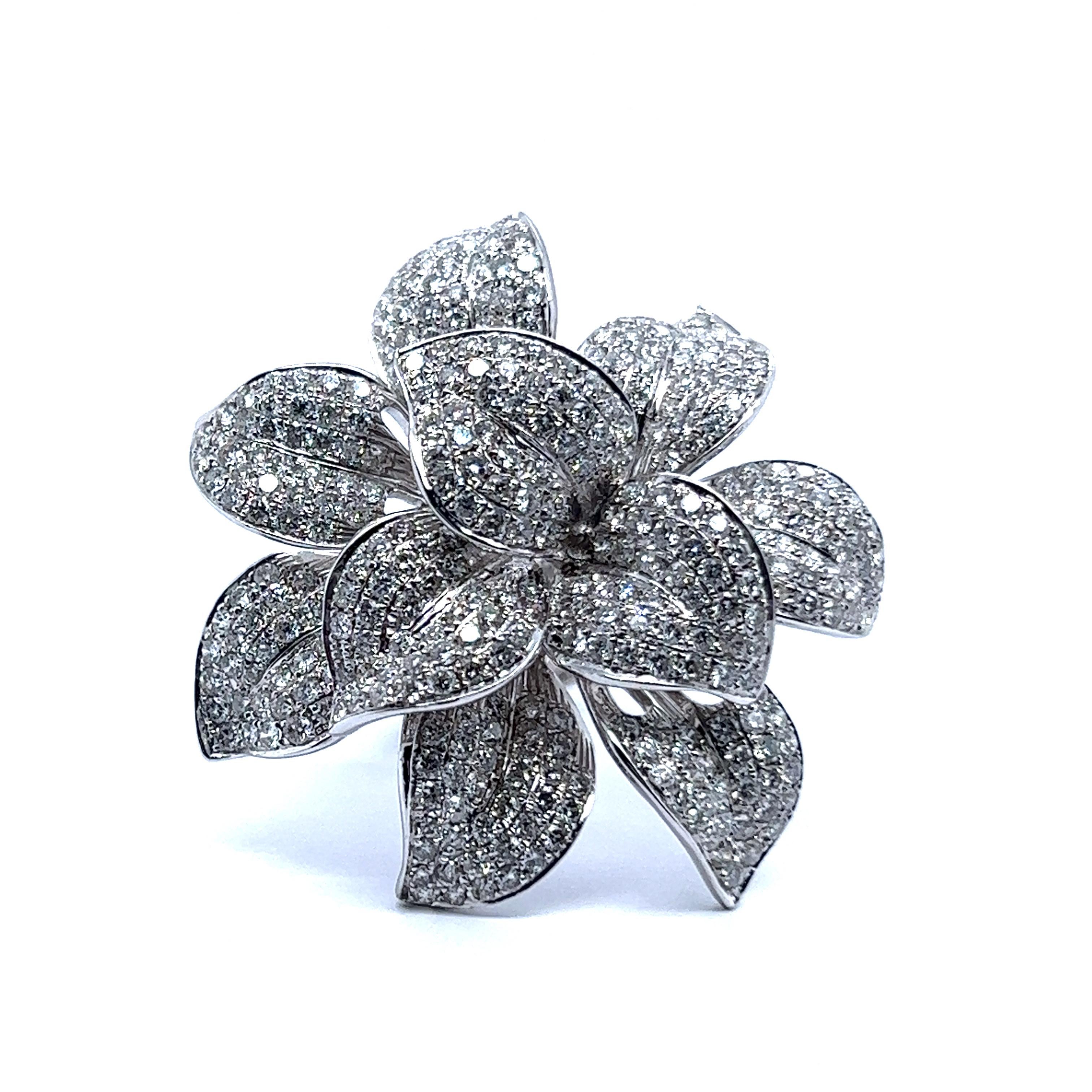 Diamond Flower Ring in 18 Karat White Gold For Sale 2