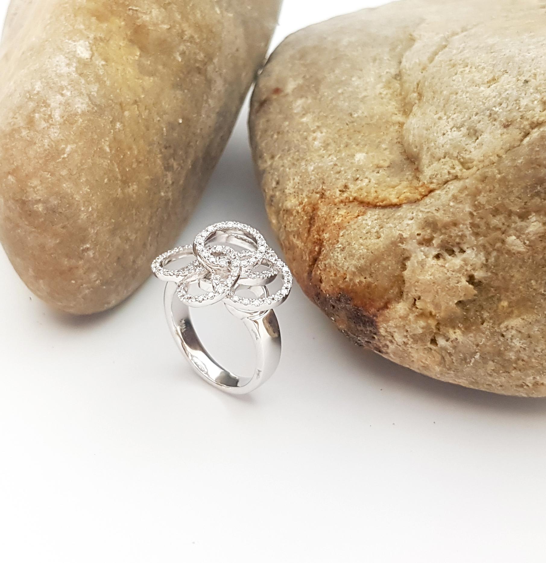 Diamond Flower Ring set in 18K White Gold Settings For Sale 5