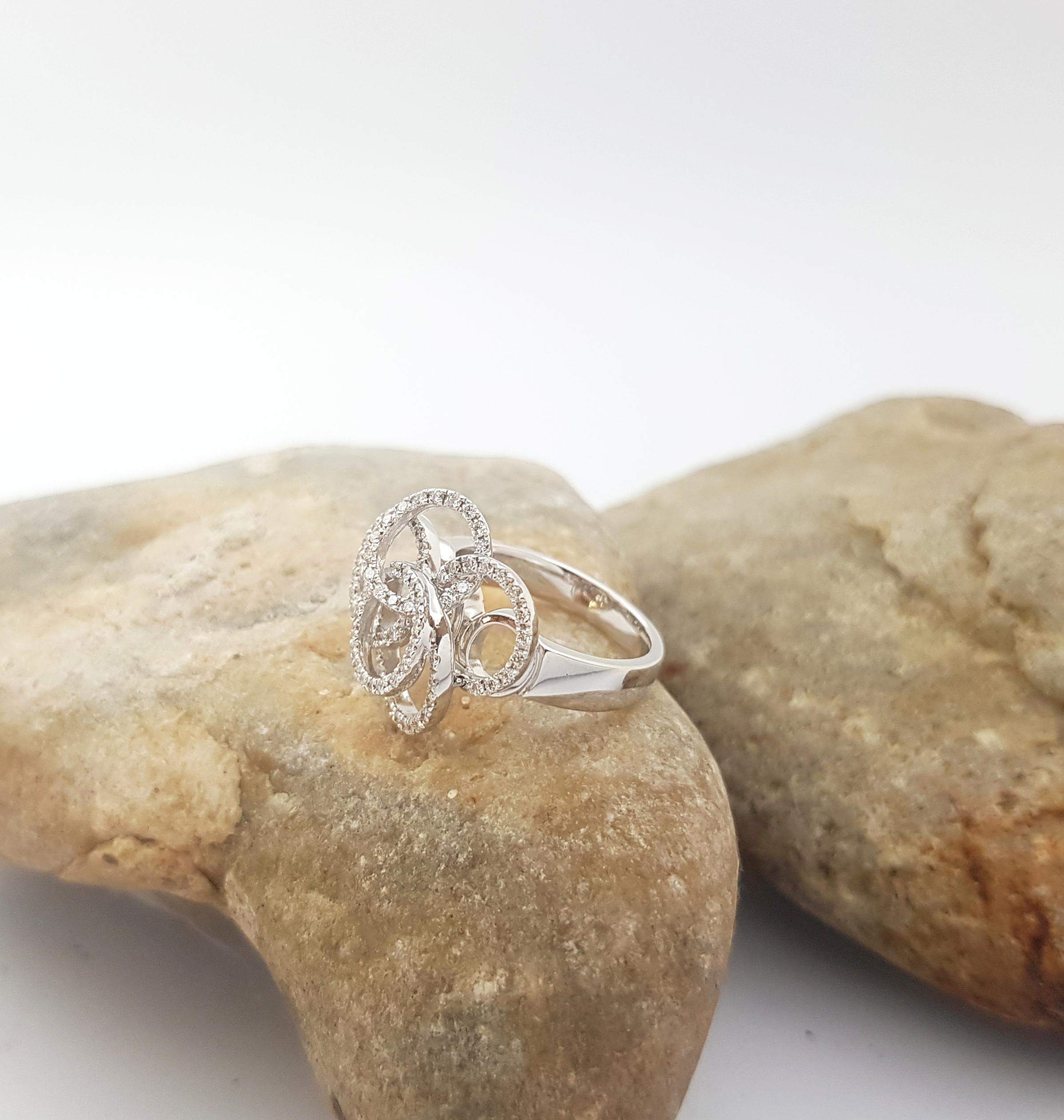 Diamond Flower Ring set in 18K White Gold Settings For Sale 7