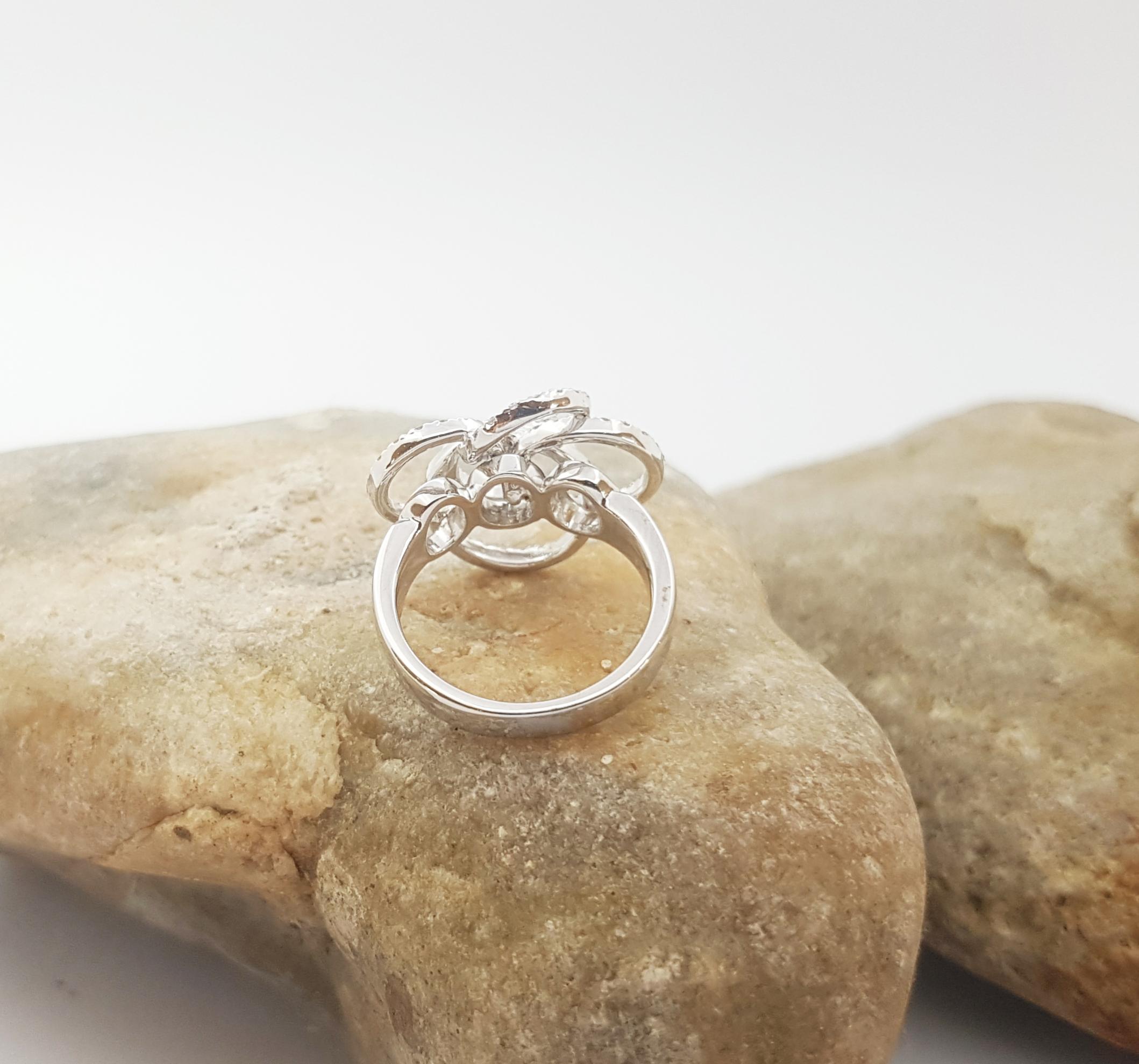 Diamond Flower Ring set in 18K White Gold Settings For Sale 8
