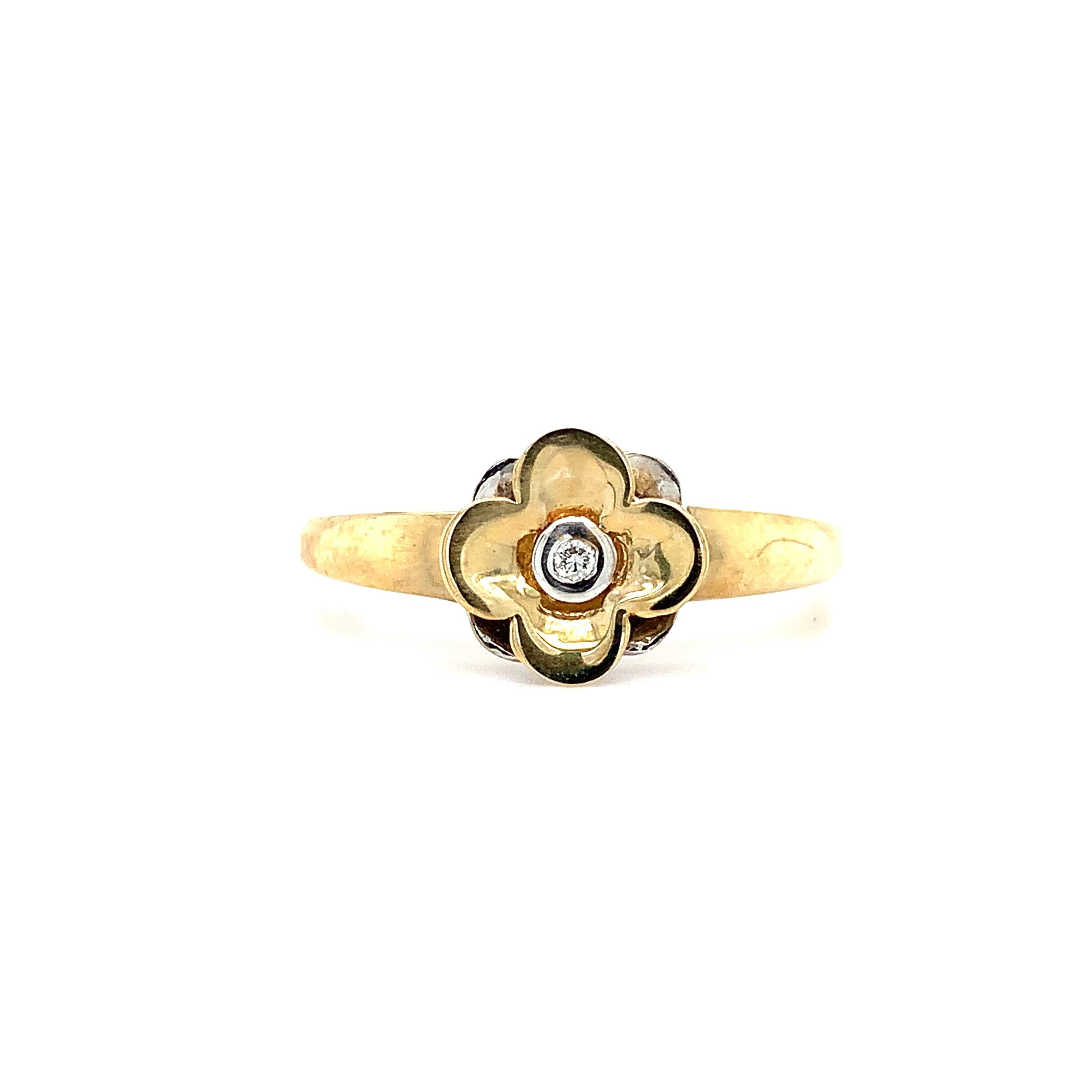 Round Cut Diamond flower shaped cocktail dress ring yellow gold For Sale