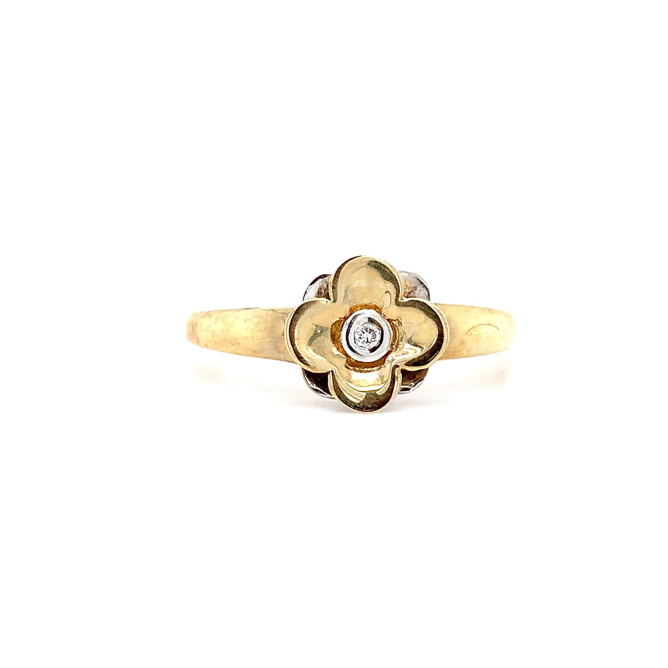 Diamond flower shaped cocktail dress ring yellow gold In New Condition For Sale In London, GB