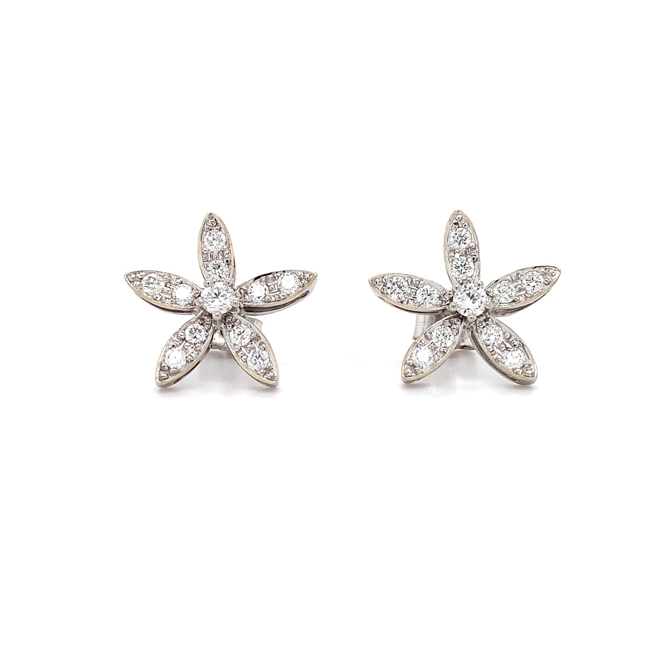 Pendientes de diamantes en forma de flor de oro blanco de 18 quilates Moderno en venta