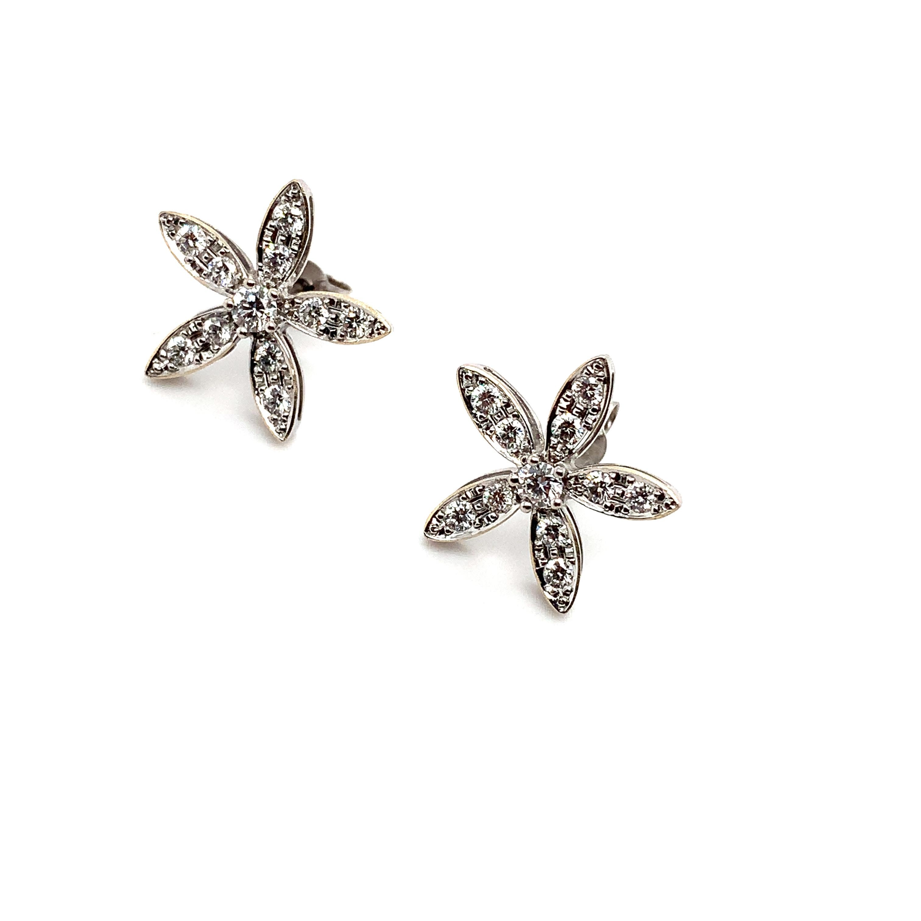 Pendientes de diamantes en forma de flor de oro blanco de 18 quilates Corte redondo en venta