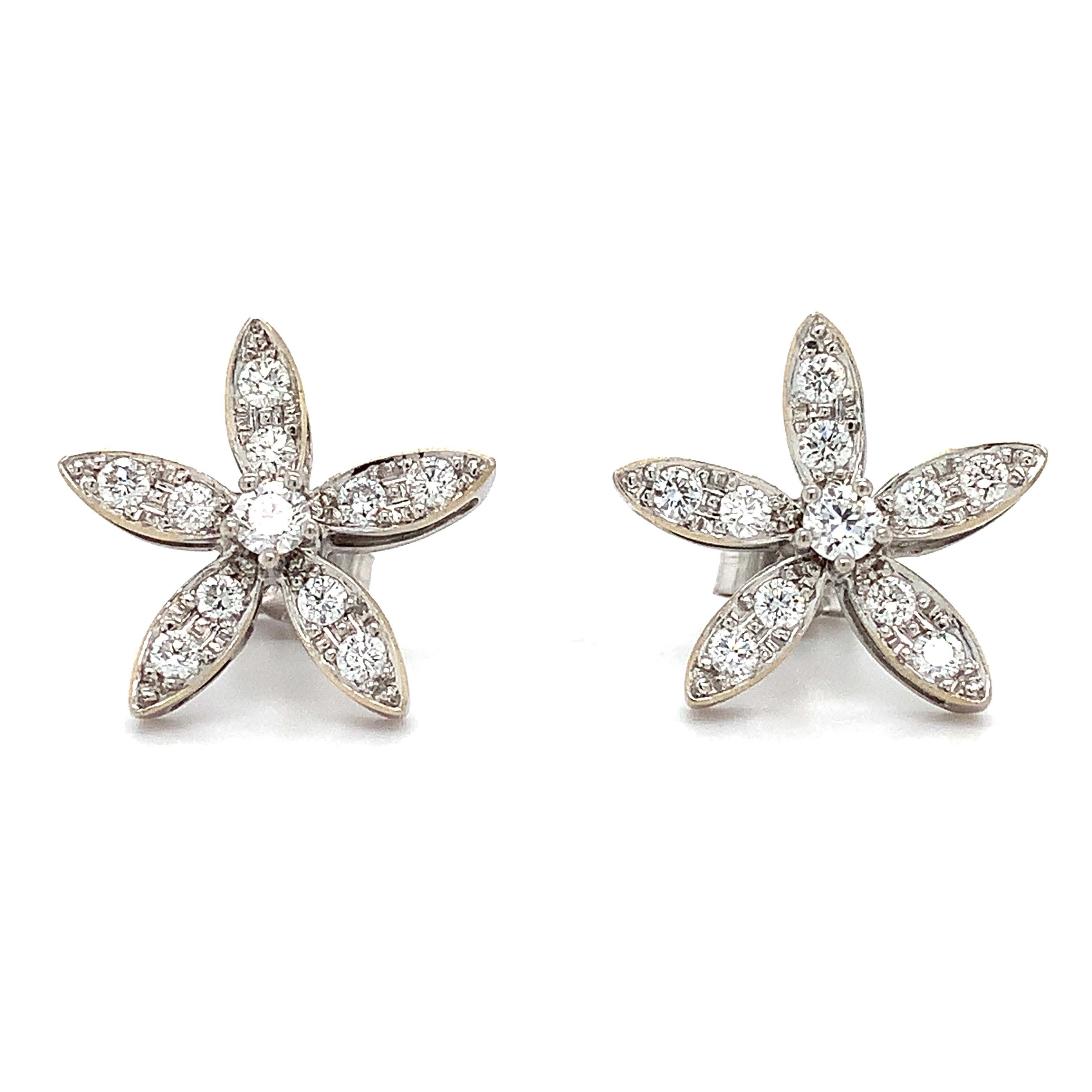 Pendientes de diamantes en forma de flor de oro blanco de 18 quilates en Nuevo estado para la venta en London, GB