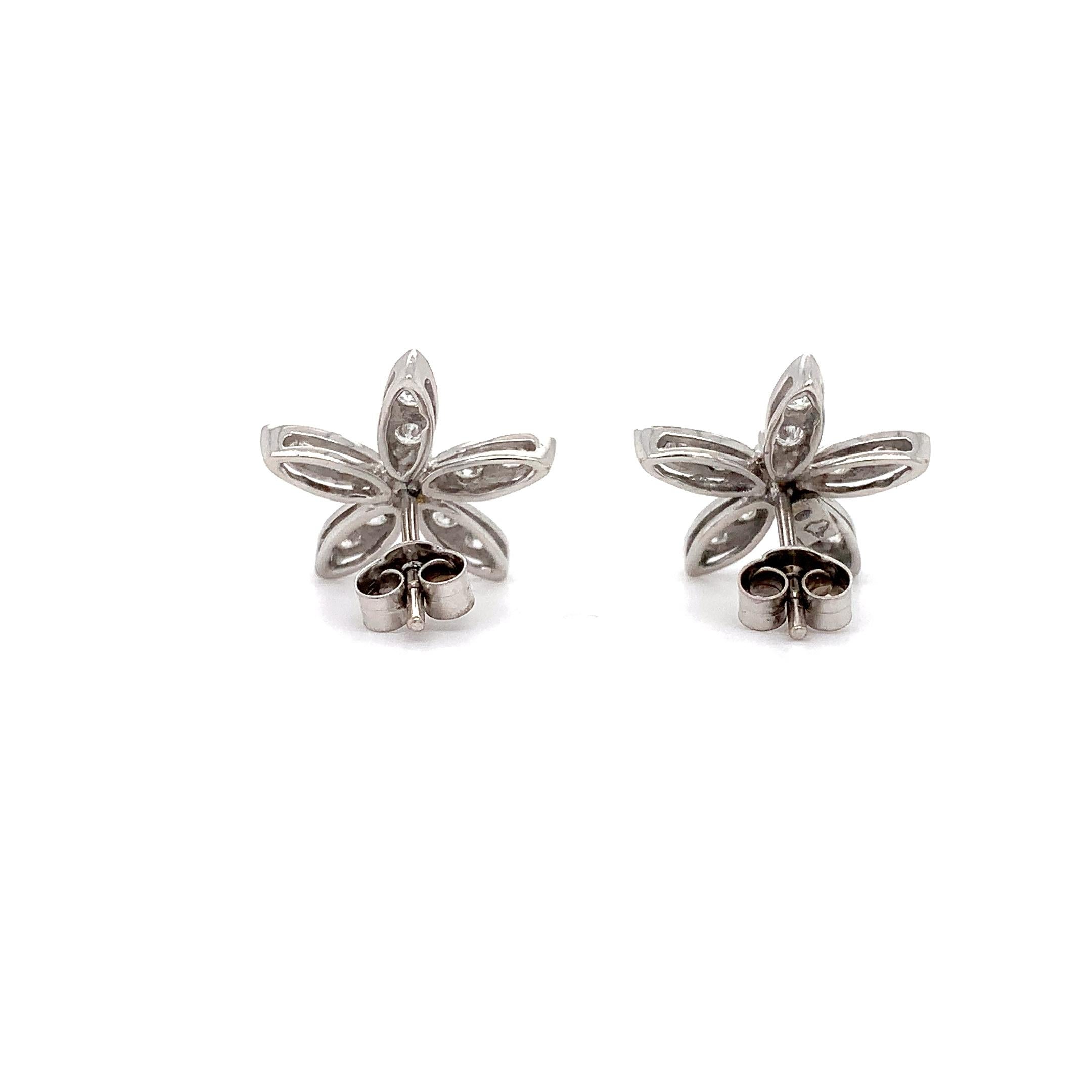 De las mujeres Pendientes de diamantes en forma de flor de oro blanco de 18 quilates en venta