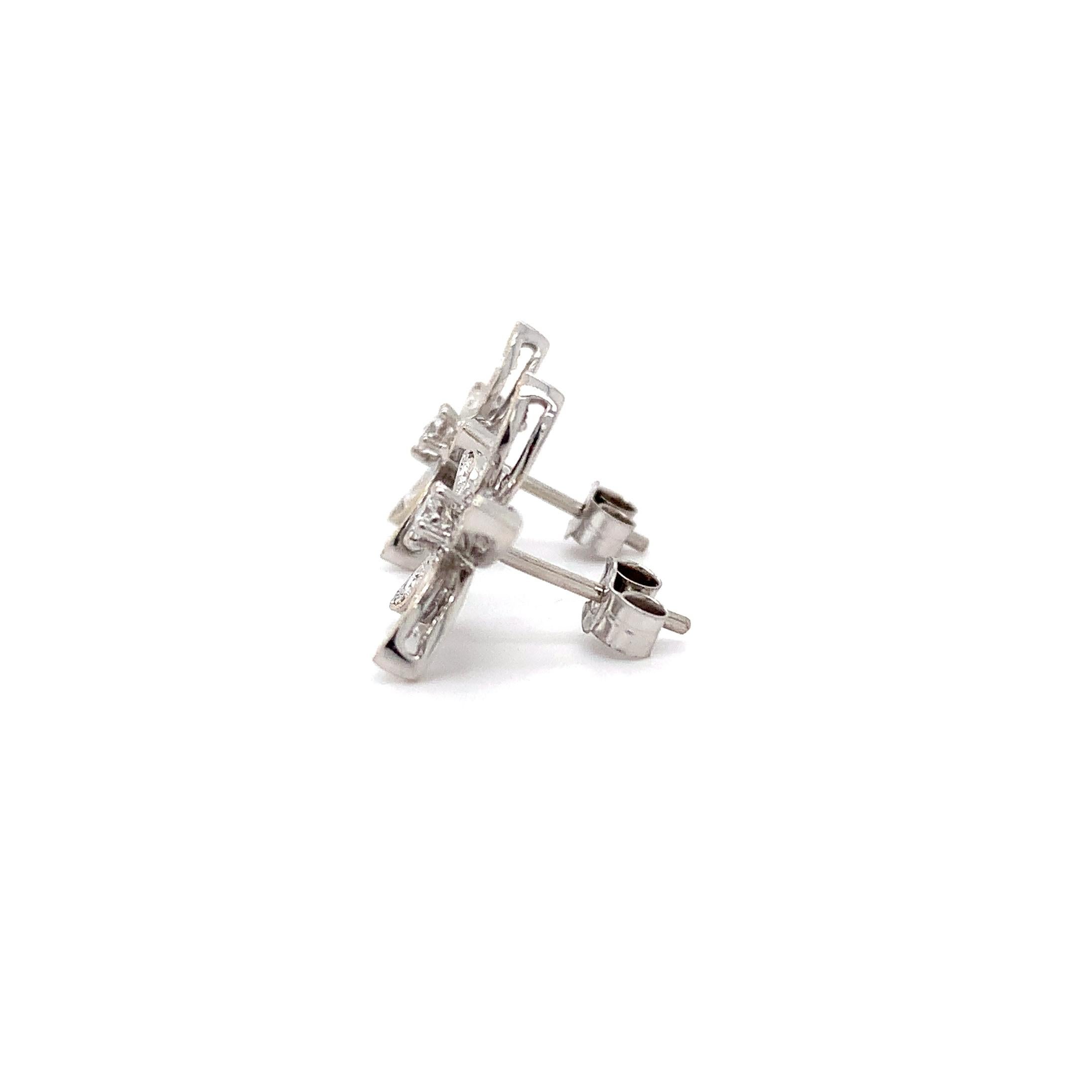 Pendientes de diamantes en forma de flor de oro blanco de 18 quilates en venta 1