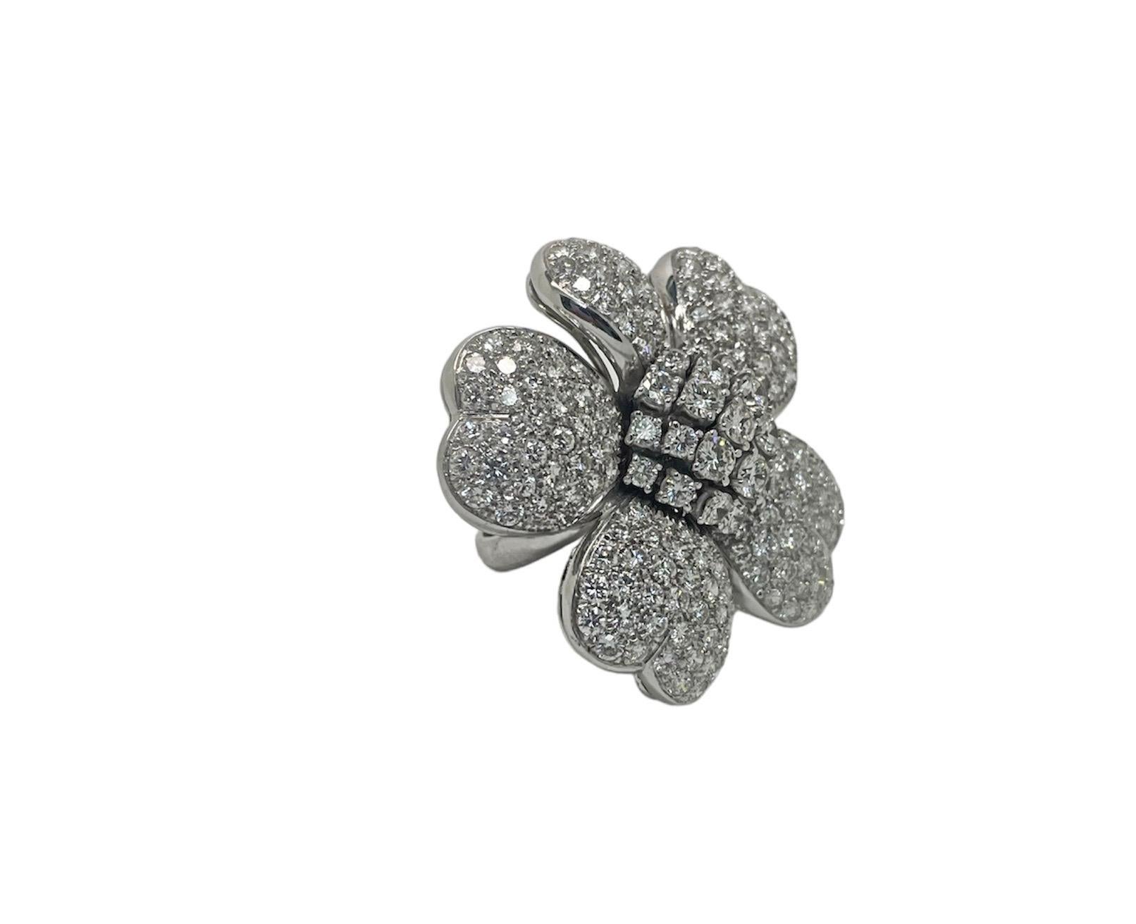Diamond Flower Statement Ring In Good Condition For Sale In Chicago, IL