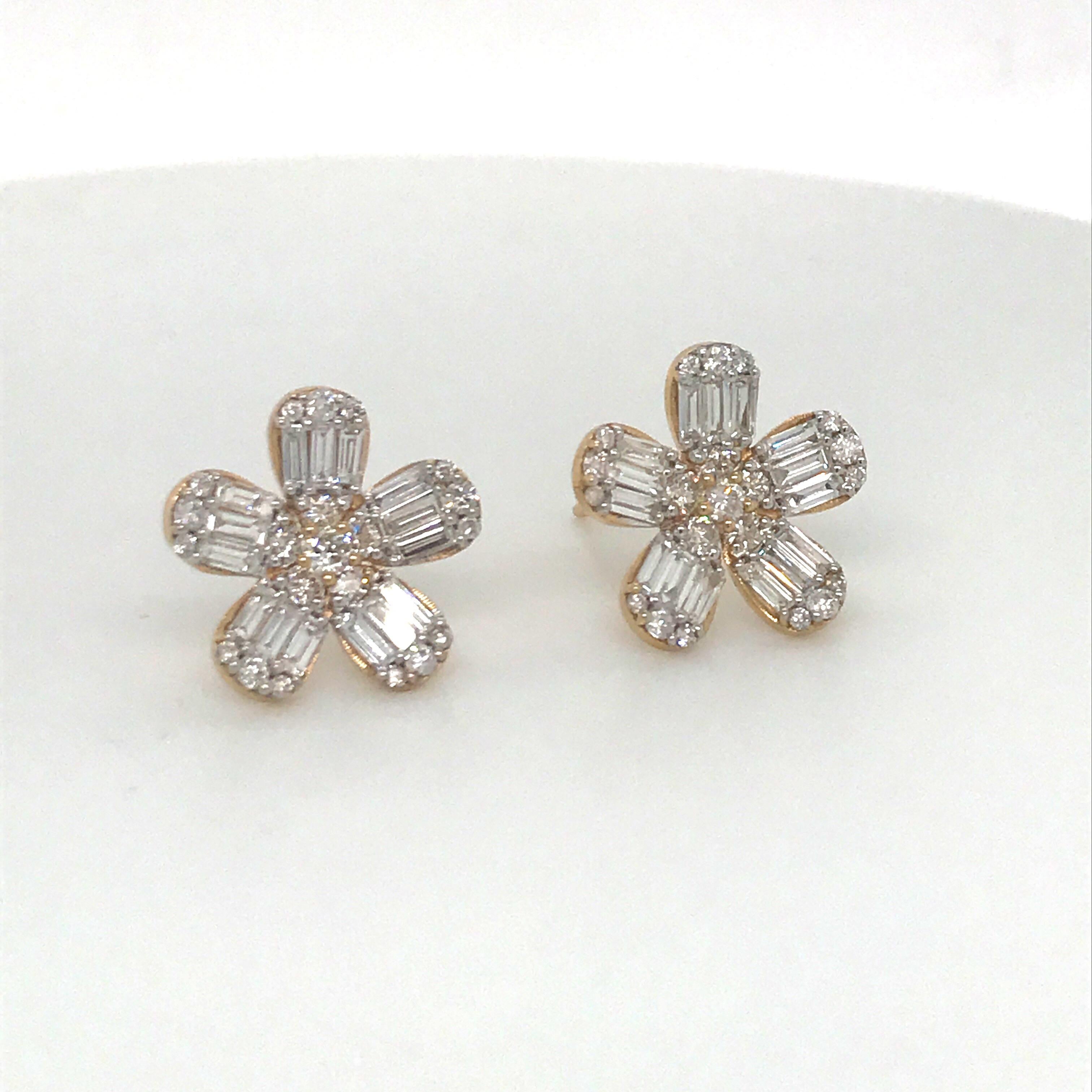 14K Rose gold floral earrings featuring round brilliant and baguette diamonds weighing 1.67 carats.
Color G-H
Clarity VS-SI