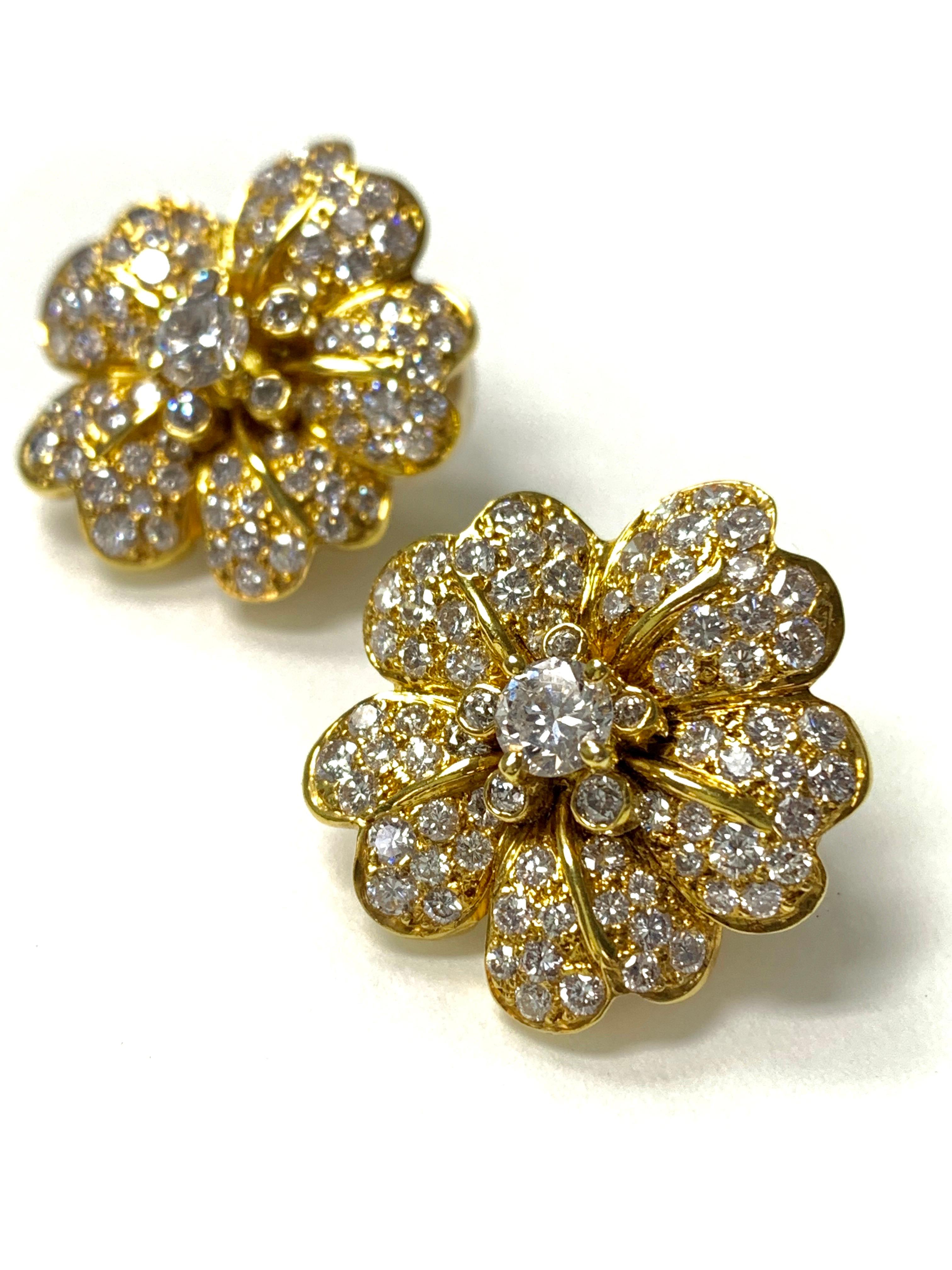 Diamant-Blumen-Ohrstecker aus 18 Karat Gelbgold (Rundschliff) im Angebot