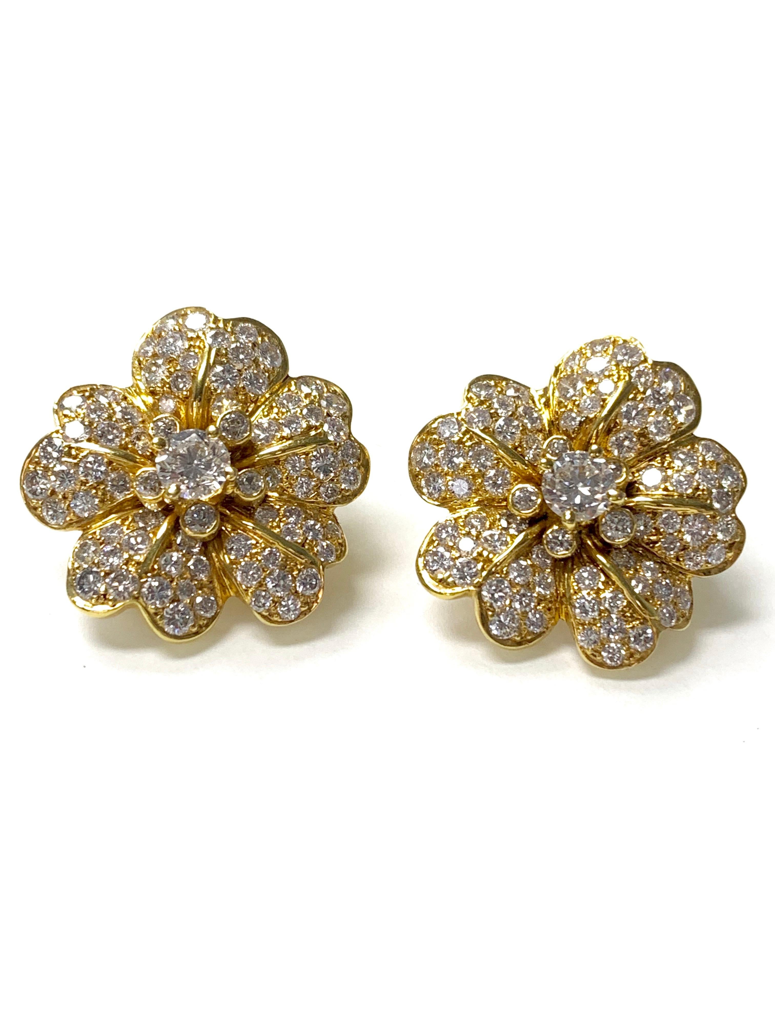 Diamant-Blumen-Ohrstecker aus 18 Karat Gelbgold im Zustand „Hervorragend“ im Angebot in New York, NY