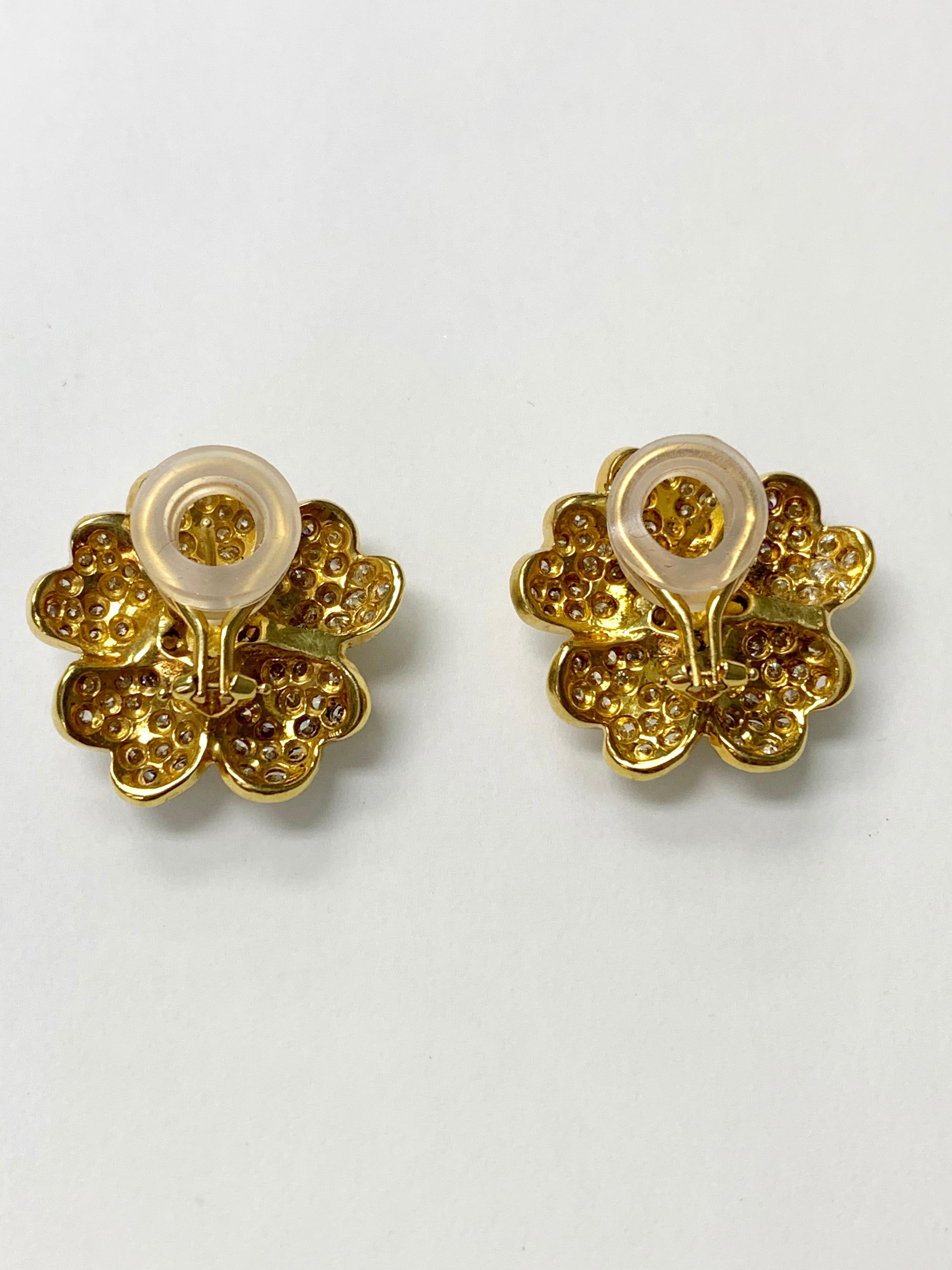 Diamond Flower Stud Earrings in 18 Karat Yellow Gold In Excellent Condition For Sale In New York, NY