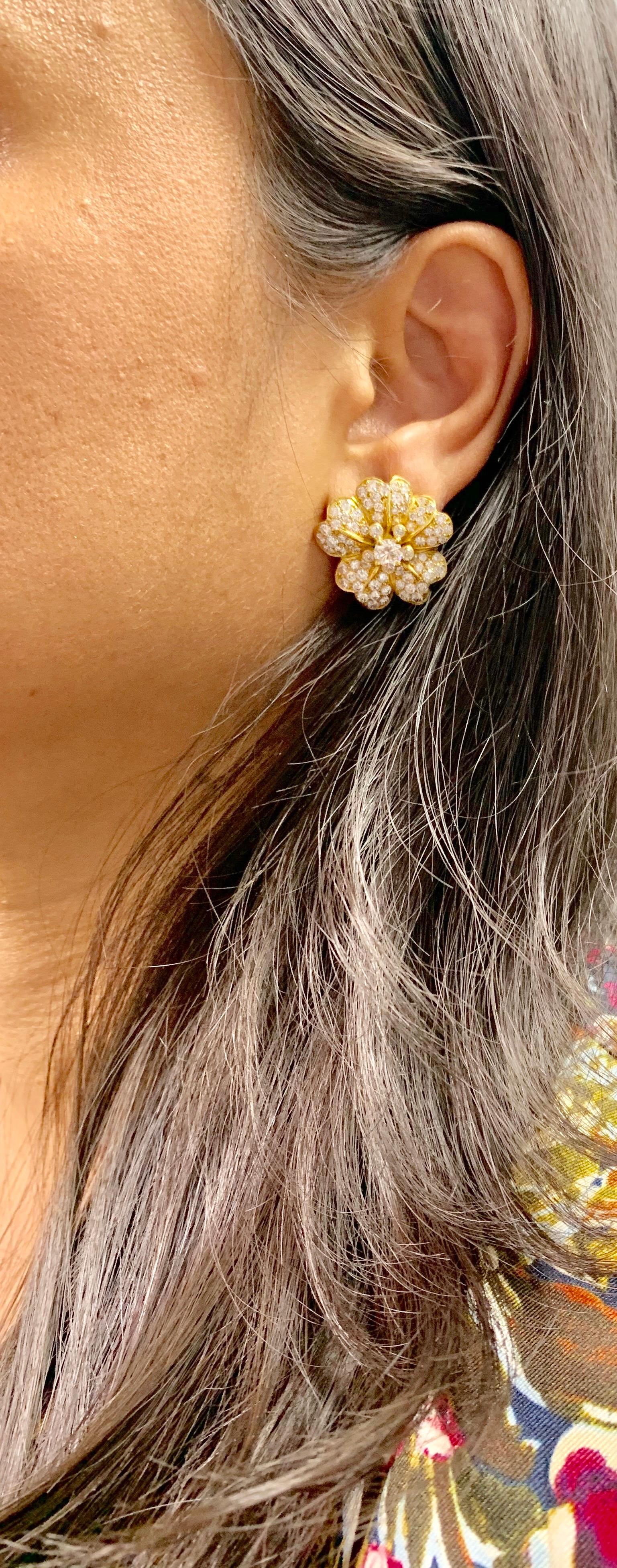 Women's Diamond Flower Stud Earrings in 18 Karat Yellow Gold For Sale