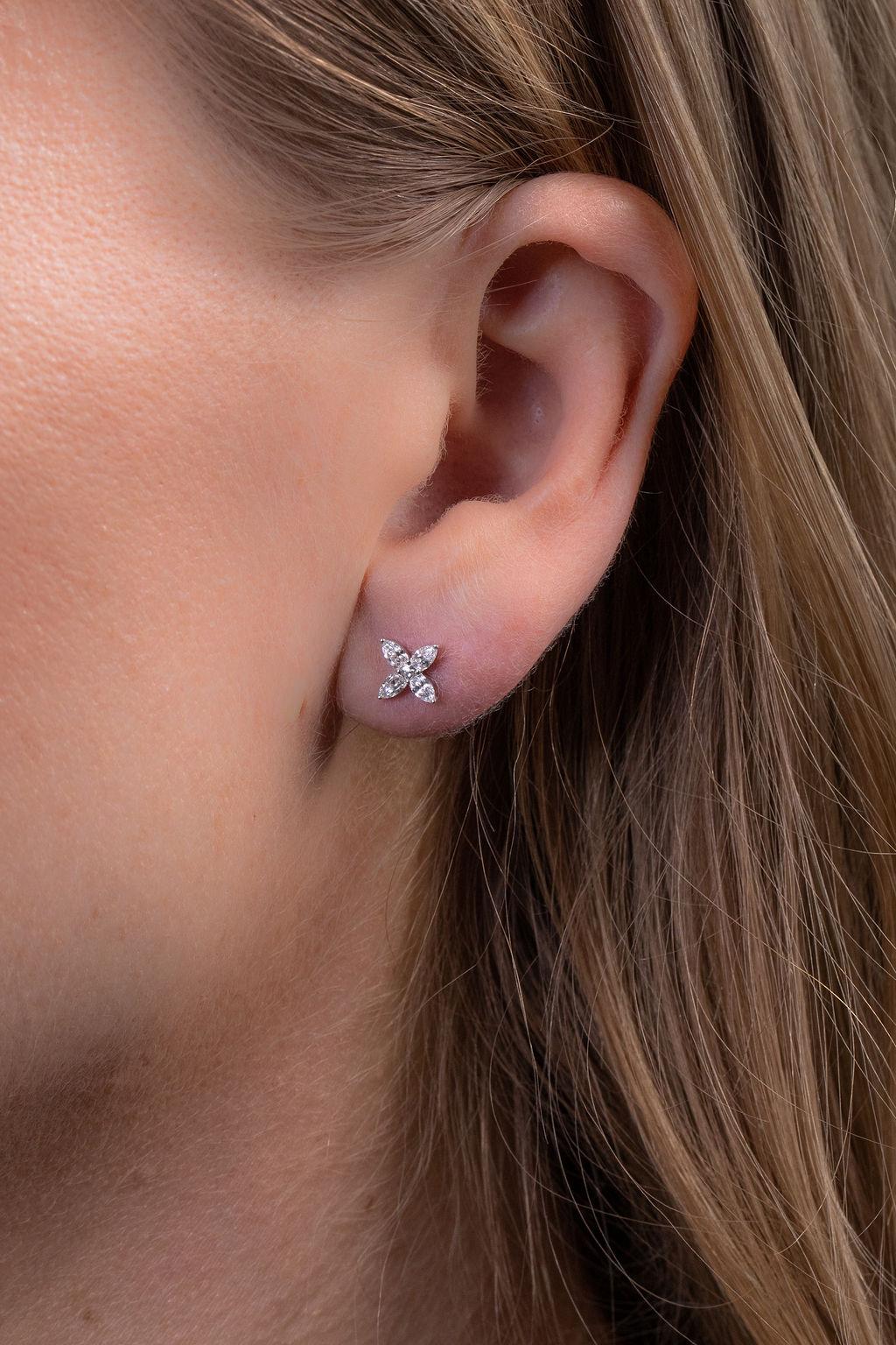 These elegant diamond flower studs are all about sparkle.  These versatile earrings transition beautifully from day to night.  Created in 18k white gold.

(Approx. 0.85 tcw)